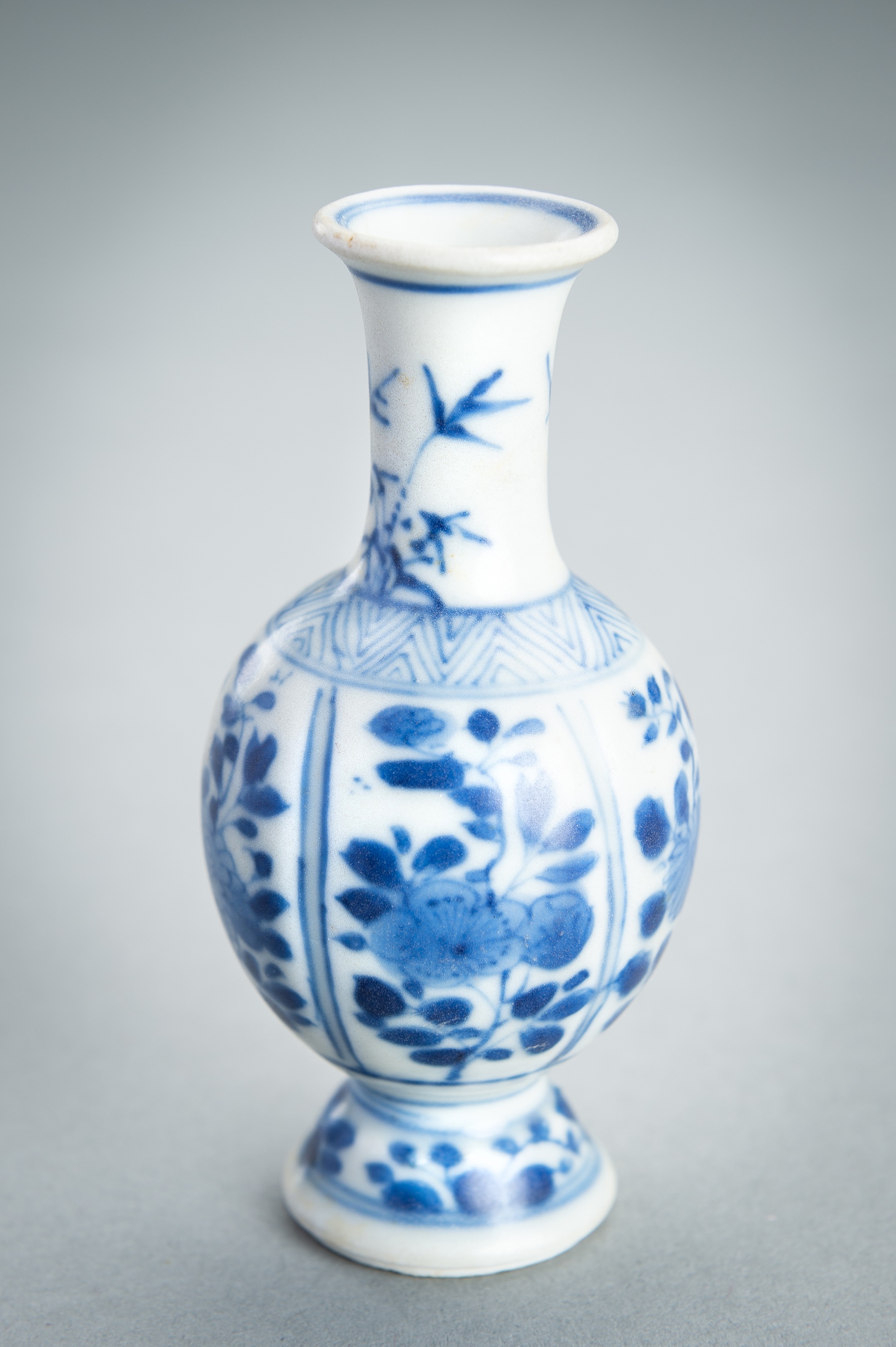 A MINIATURE VUNG TAU CARGO BLUE AND WHITE PORCELAIN VASE, c. 1680 - Image 2 of 12