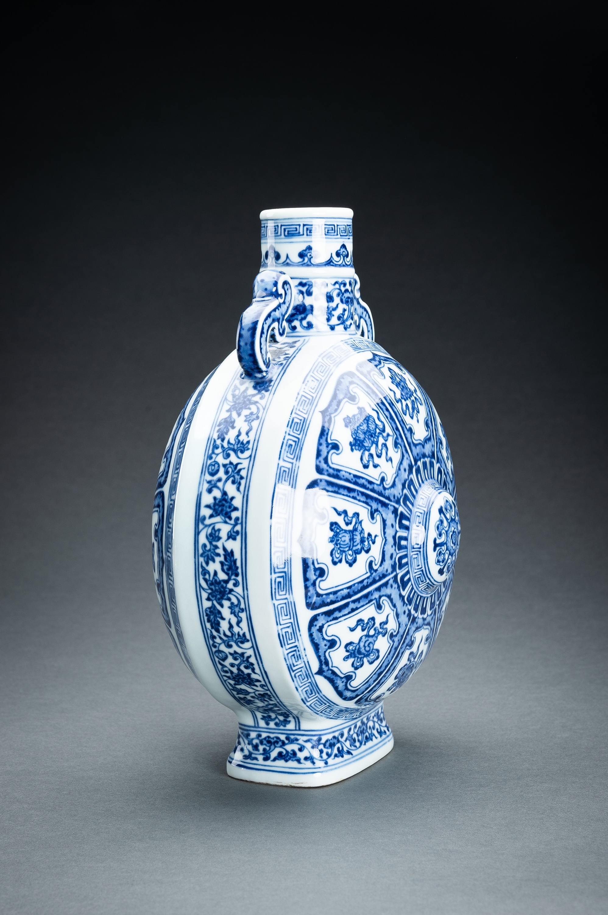 A BLUE AND WHITE 'BAJIXIANG' PORCELAIN MOONFLASK VASE - Image 12 of 17