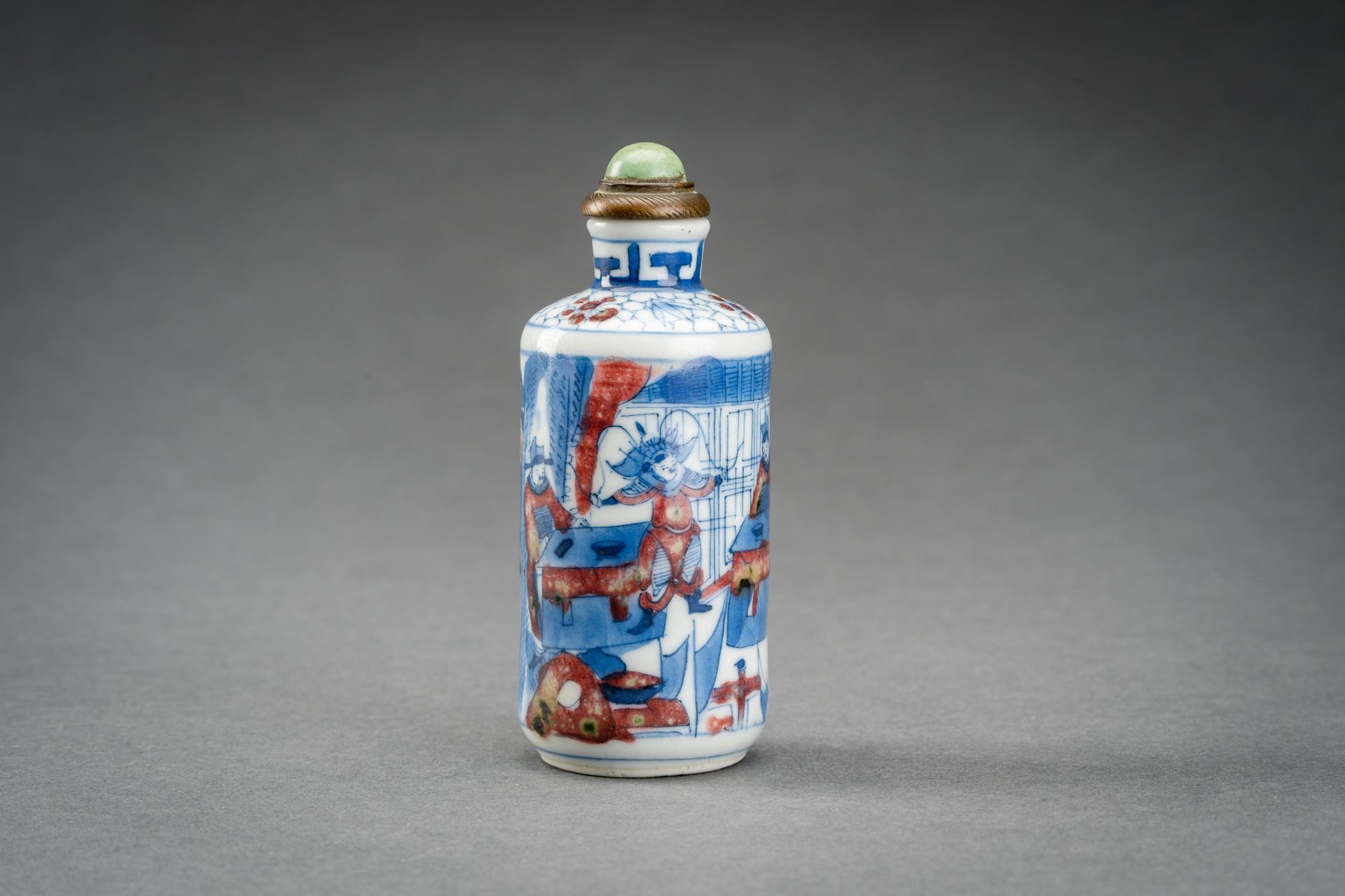 A BLUE, WHITE AND IRON RED PORCELAIN SNUFF BOTTLE WITH PALACE SCENE, QING - Image 5 of 8