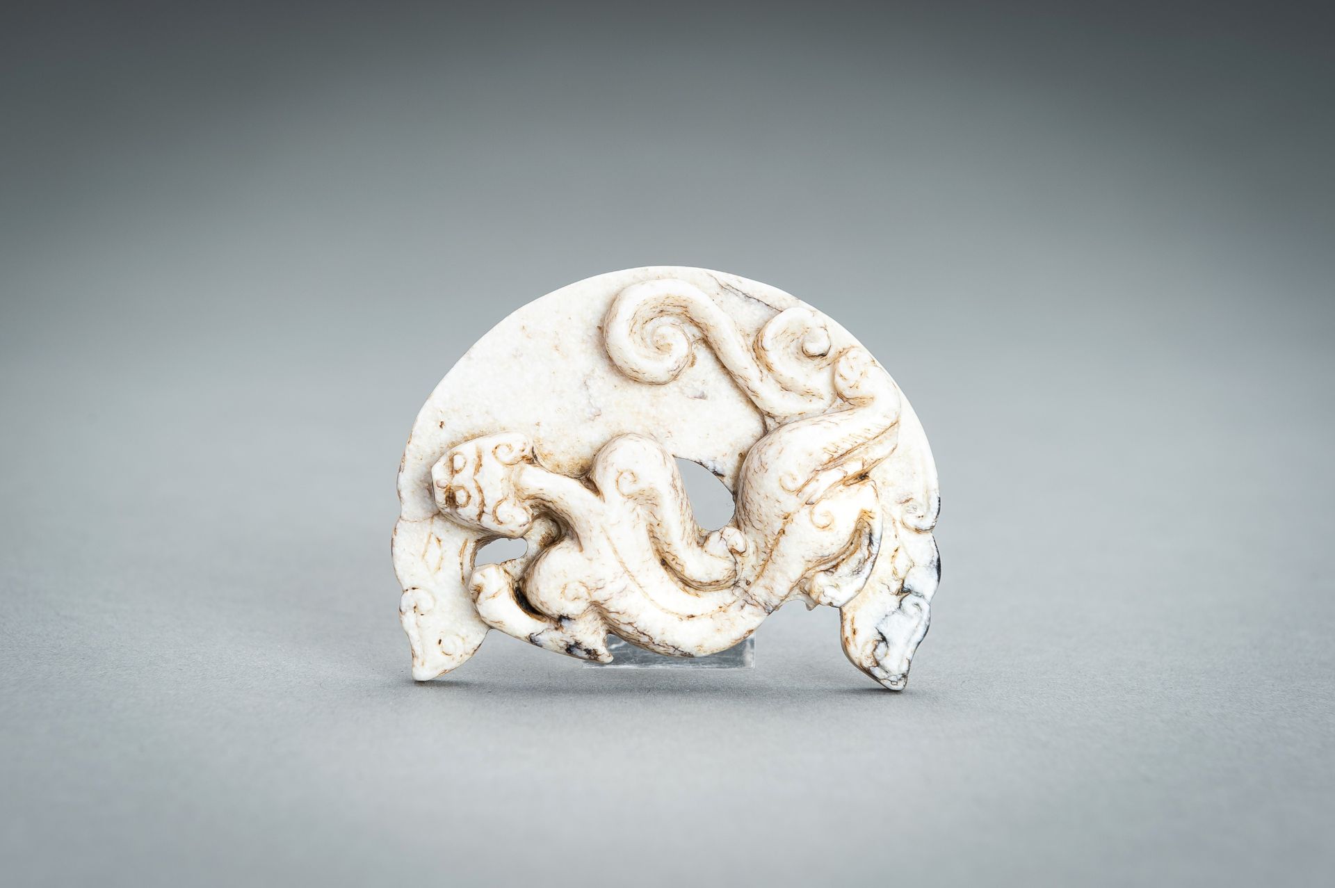 AN ARCHAISTIC MOTTLED JADE Â´CHILONGÂ´ PENDANT, QING - Image 5 of 10