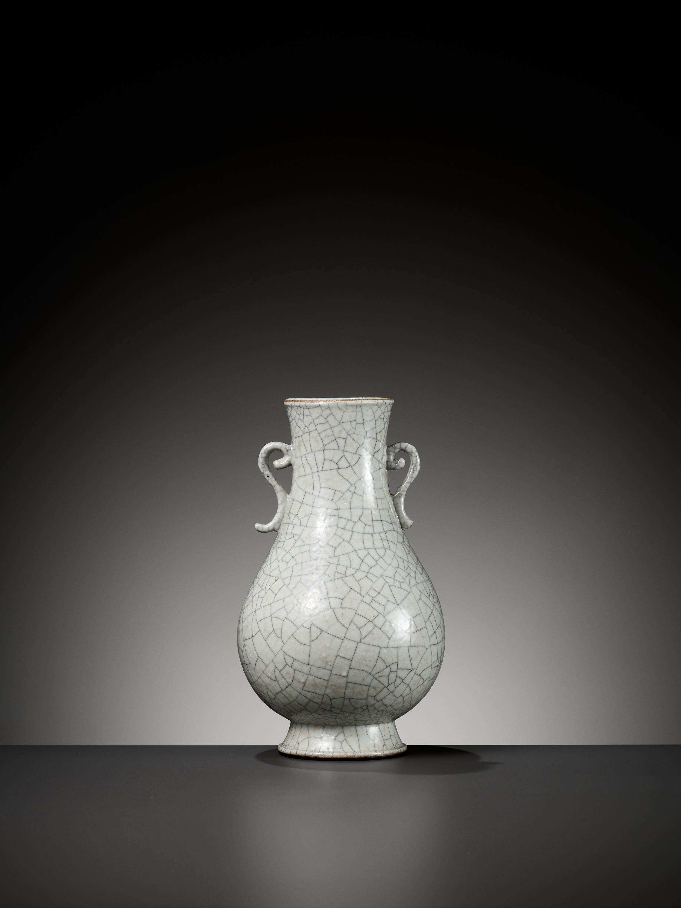 A GUAN-TYPE GLAZED PEAR-SHAPED VASE, HU, 19TH CENTURY - Image 8 of 11