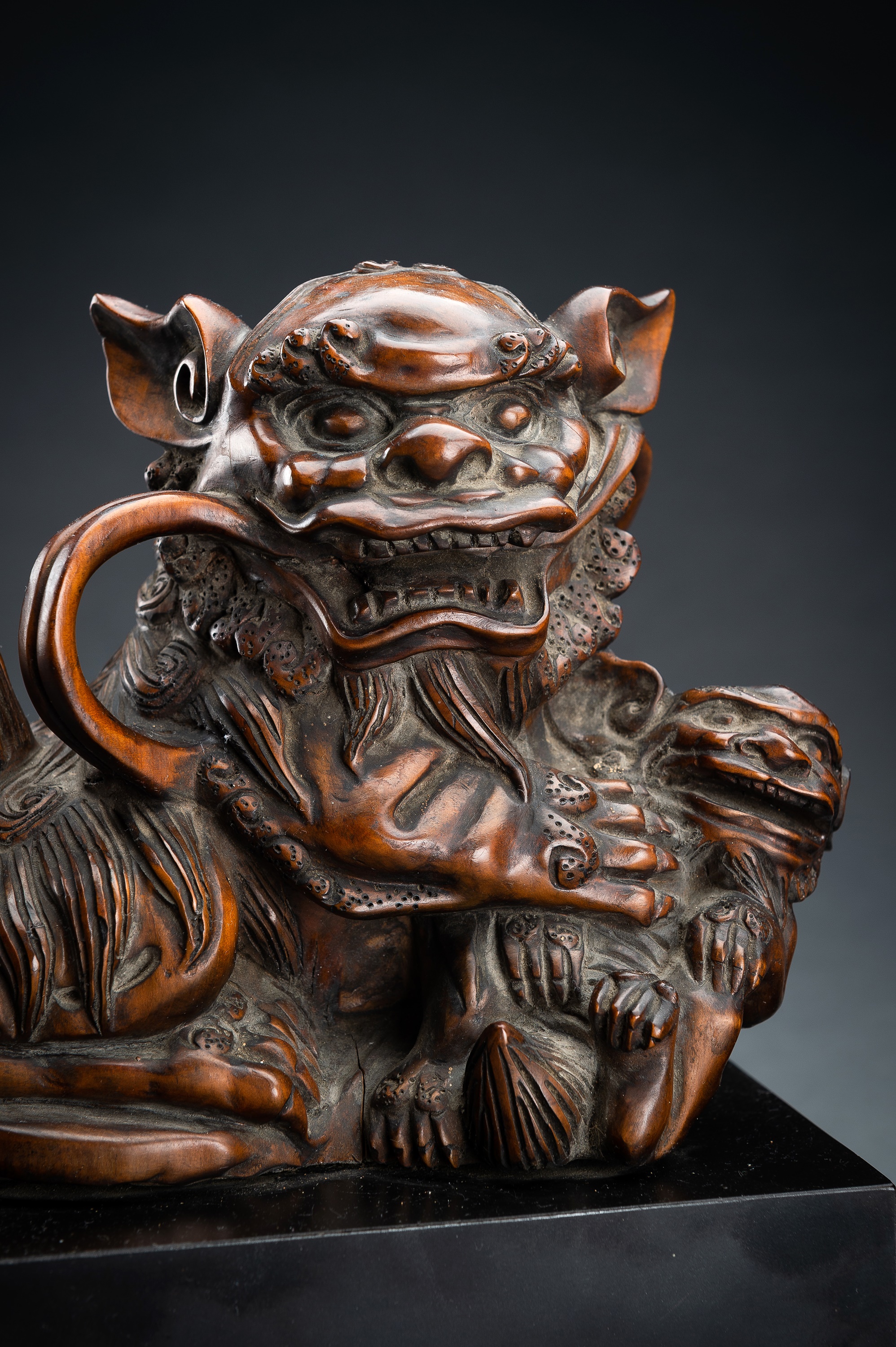 A PAIR OF FINE BOXWOOD 'BUDDHIST LION' CARVINGS, QING - Image 3 of 16