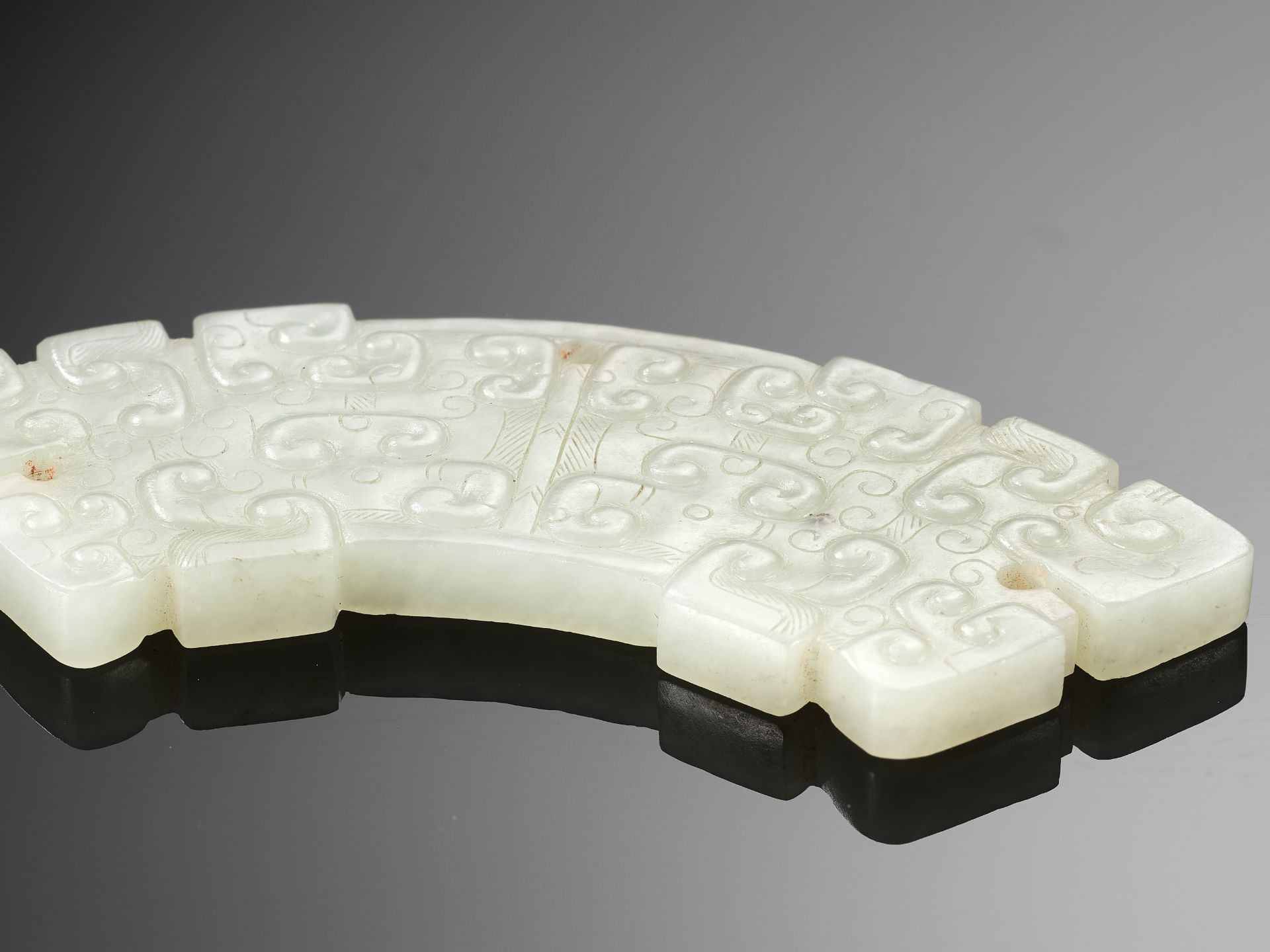 A WHITE JADE PENDANT, HUANG, EASTERN ZHOU DYNASTY - Bild 7 aus 8