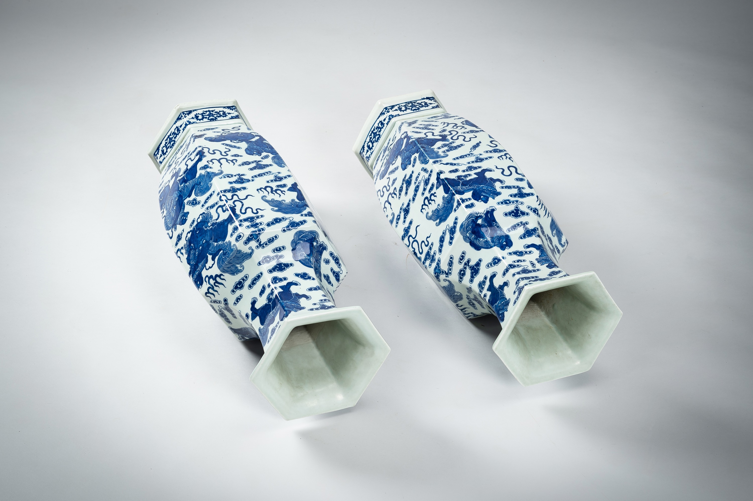 A LARGE PAIR OF BLUE AND WHITE PORCELAIN VASES WITH BUDDHIST LIONS, QING - Image 12 of 19