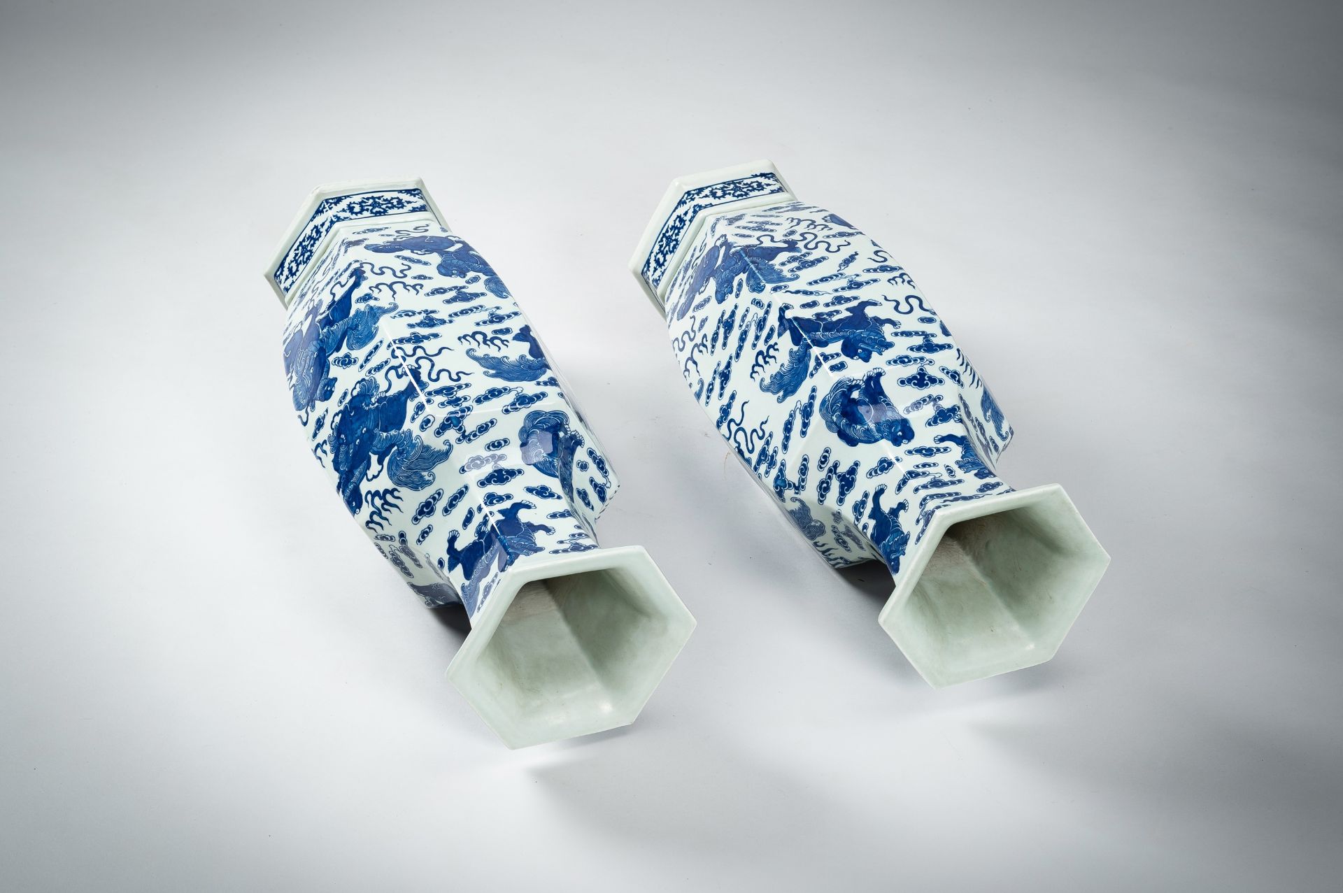 A LARGE PAIR OF BLUE AND WHITE PORCELAIN VASES WITH BUDDHIST LIONS, QING - Bild 12 aus 19