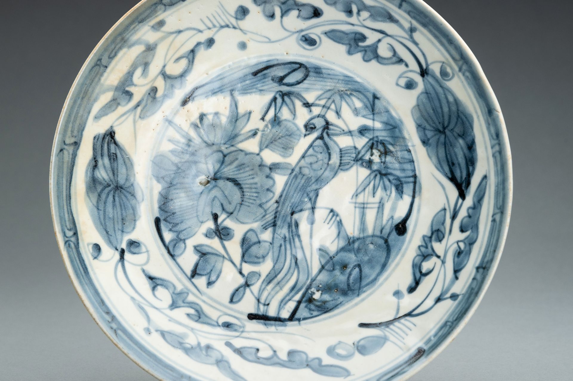 A TRANSITIONAL BLUE AND WHITE PORCELAIN DISH - Image 5 of 10