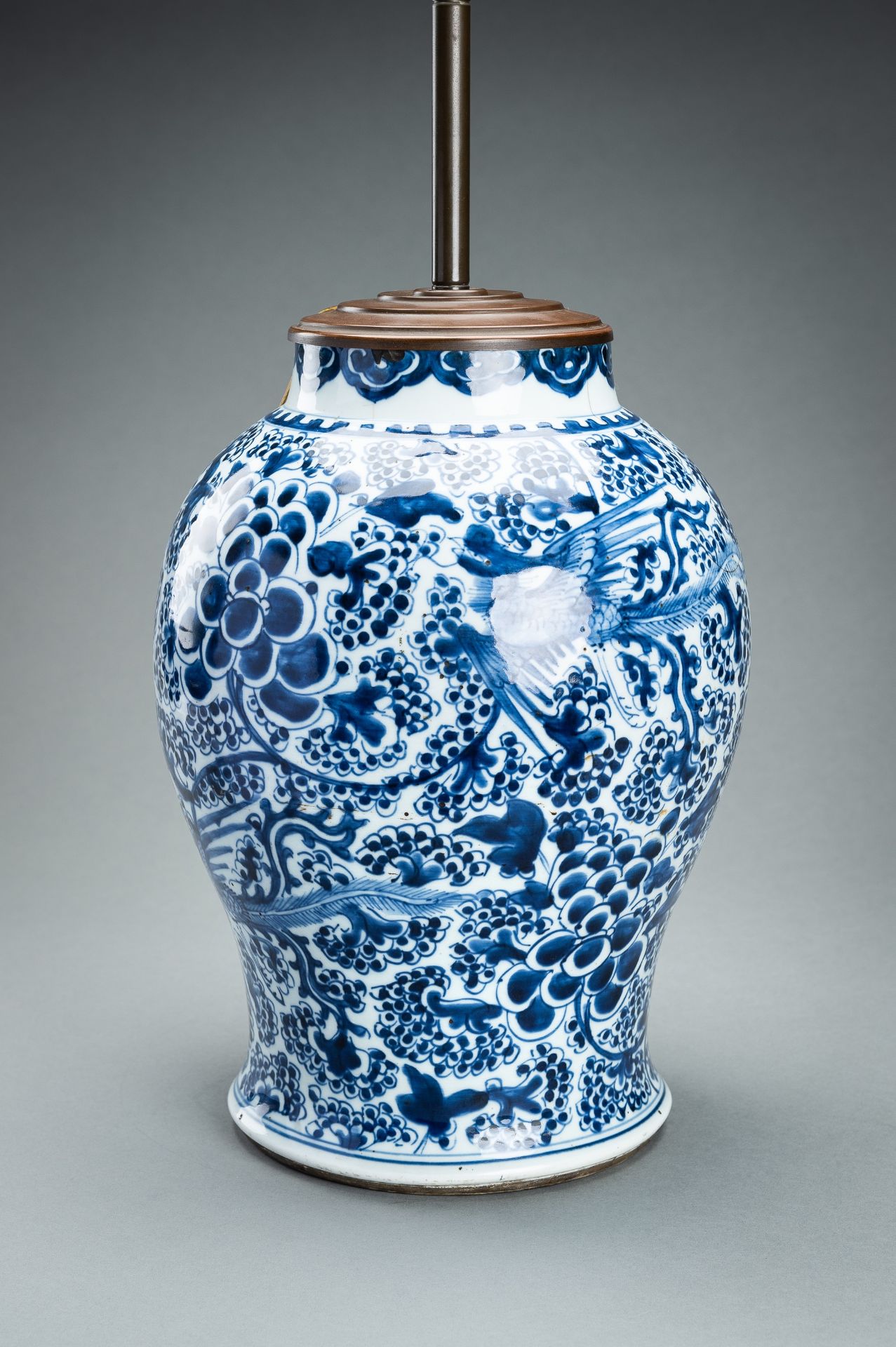 A LARGE BLUE AND WHITE PORCELAIN VASE, QING - Image 4 of 15