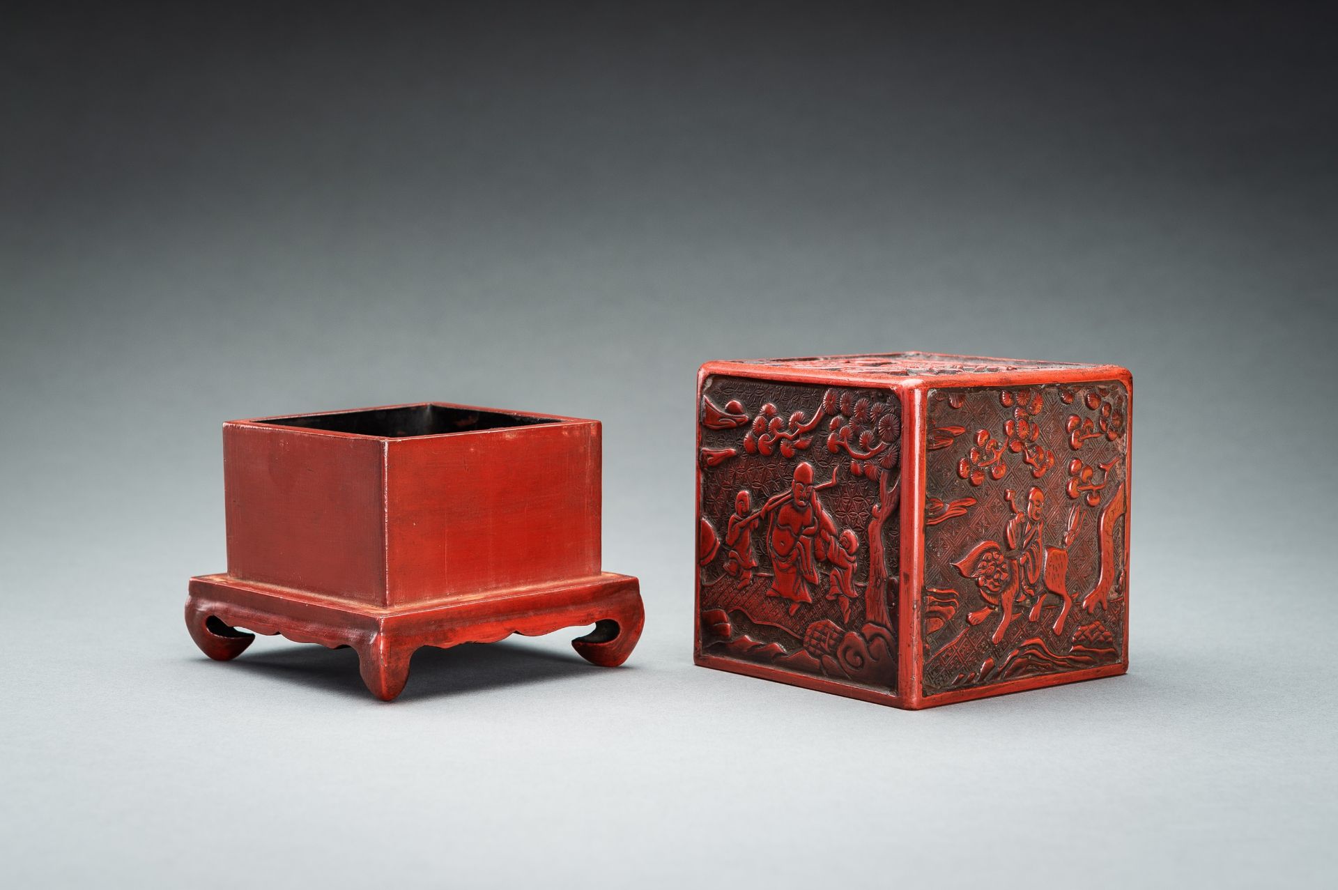 A CINNABAR LACQUER 'IMMORTALS AND BUDAI' BOX AND COVER, QING - Bild 12 aus 14