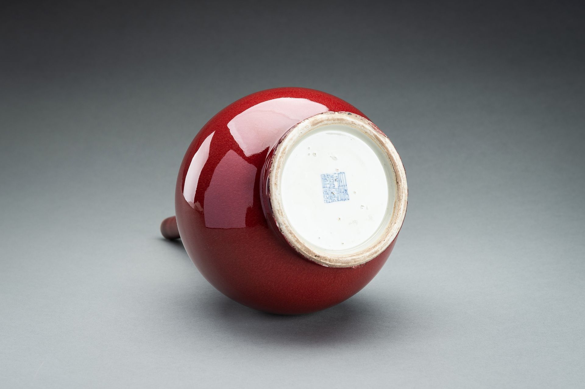 A LARGE LANGYAO PORCELAIN BOTTLE VASE, CHANGJING PING, QING - Image 9 of 10