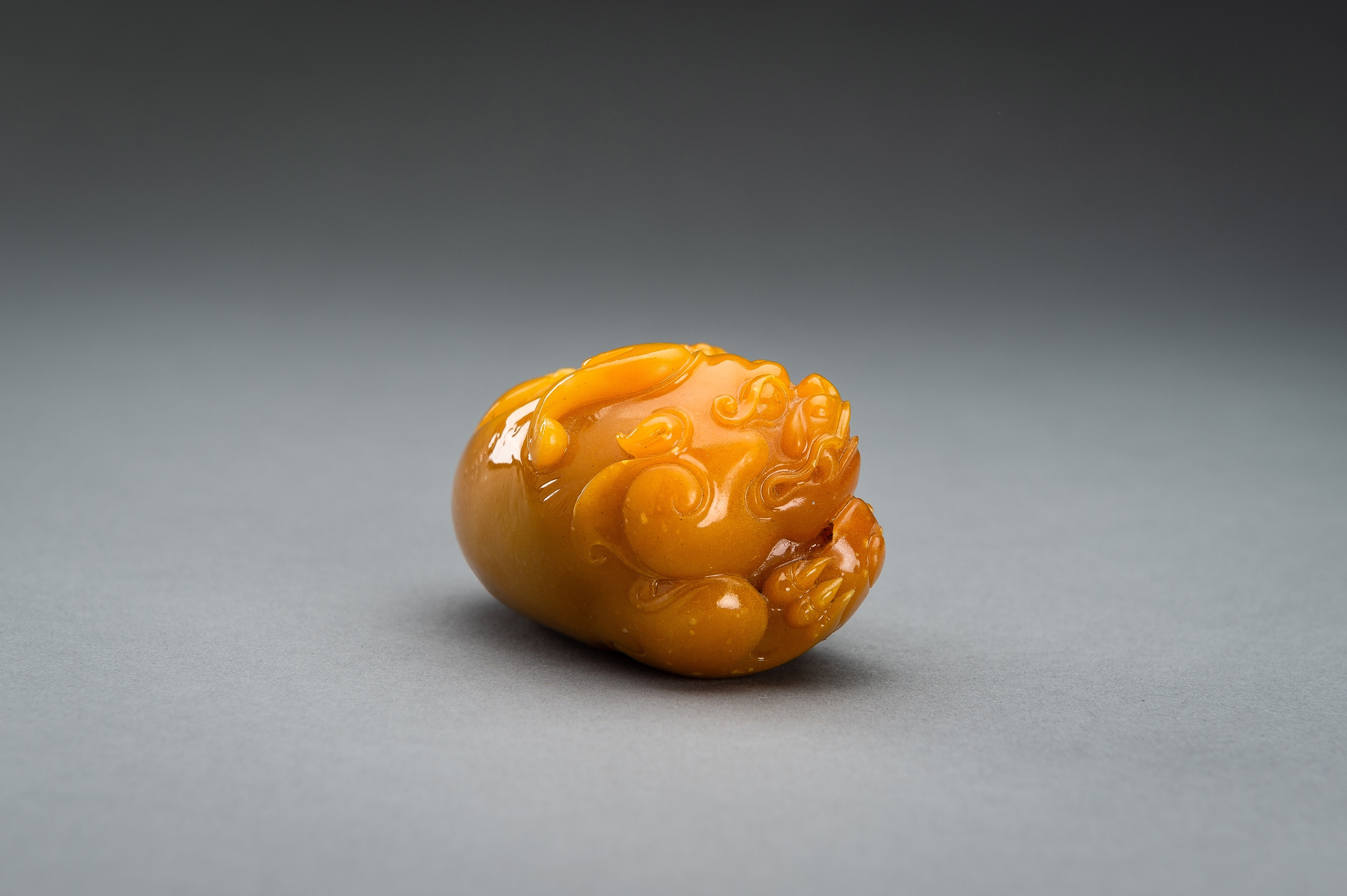 A 'TIANHUANG' GLASS FIGURE OF A BUDDHIST LION WITH CUB, c. 1920s - Image 7 of 10