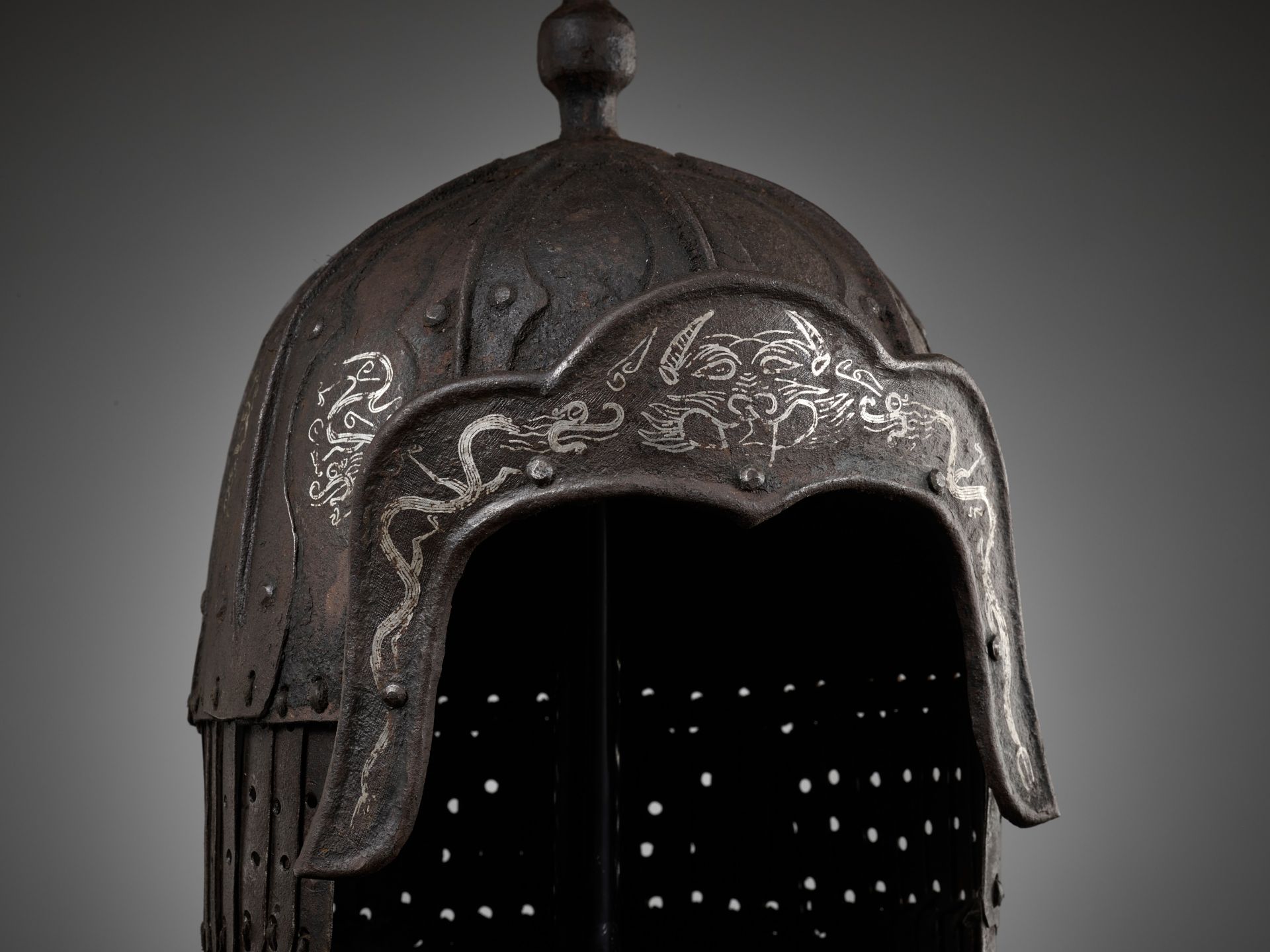 A SILVER-DAMASCENED 'DRAGON' IRON HELMET, 14TH-17TH CENTURY - Image 3 of 9