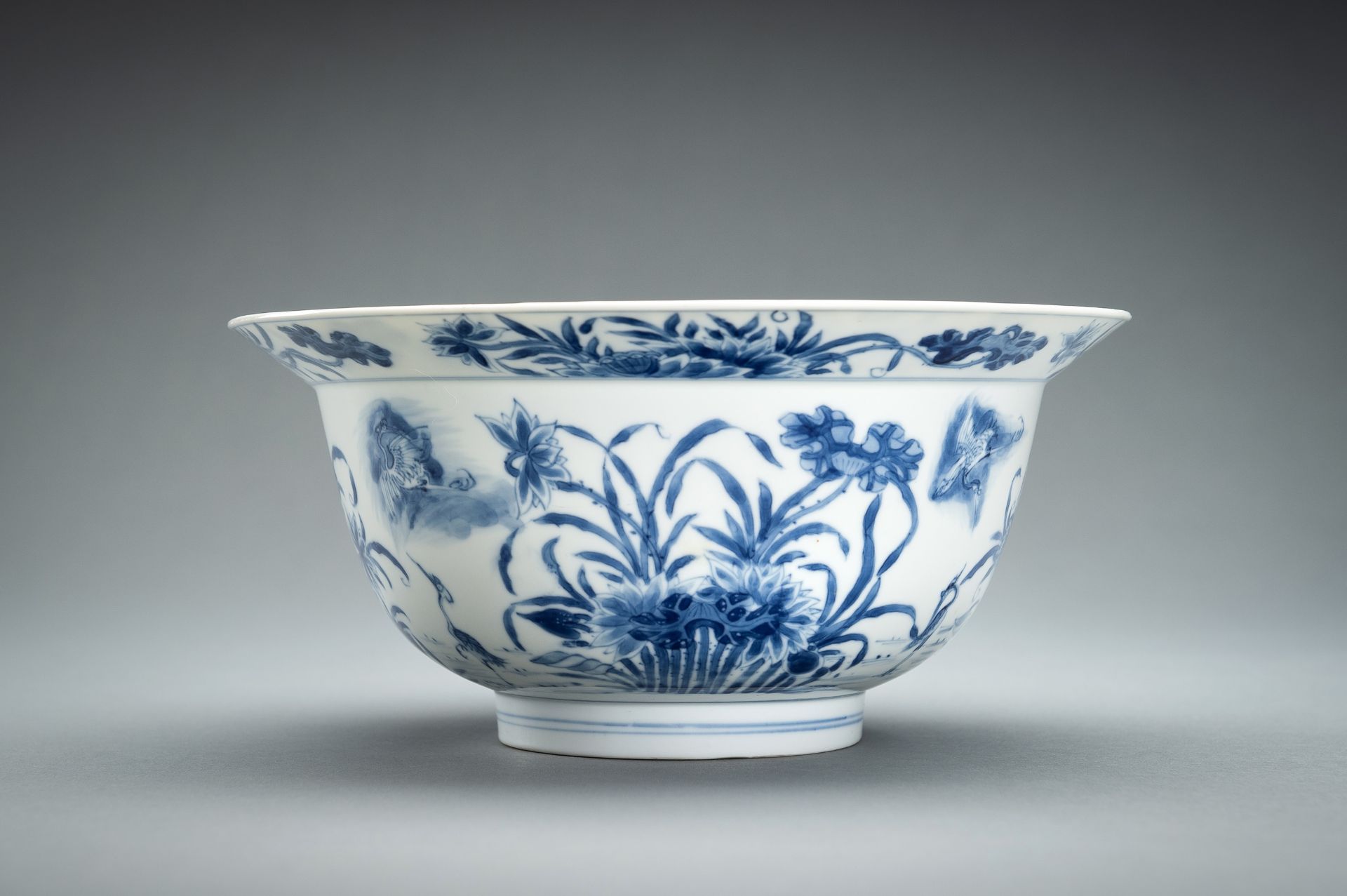 A BLUE AND WHITE PORCELAIN 'FLOWERS AND CRANES' BOWL, KANGXI - Bild 9 aus 17