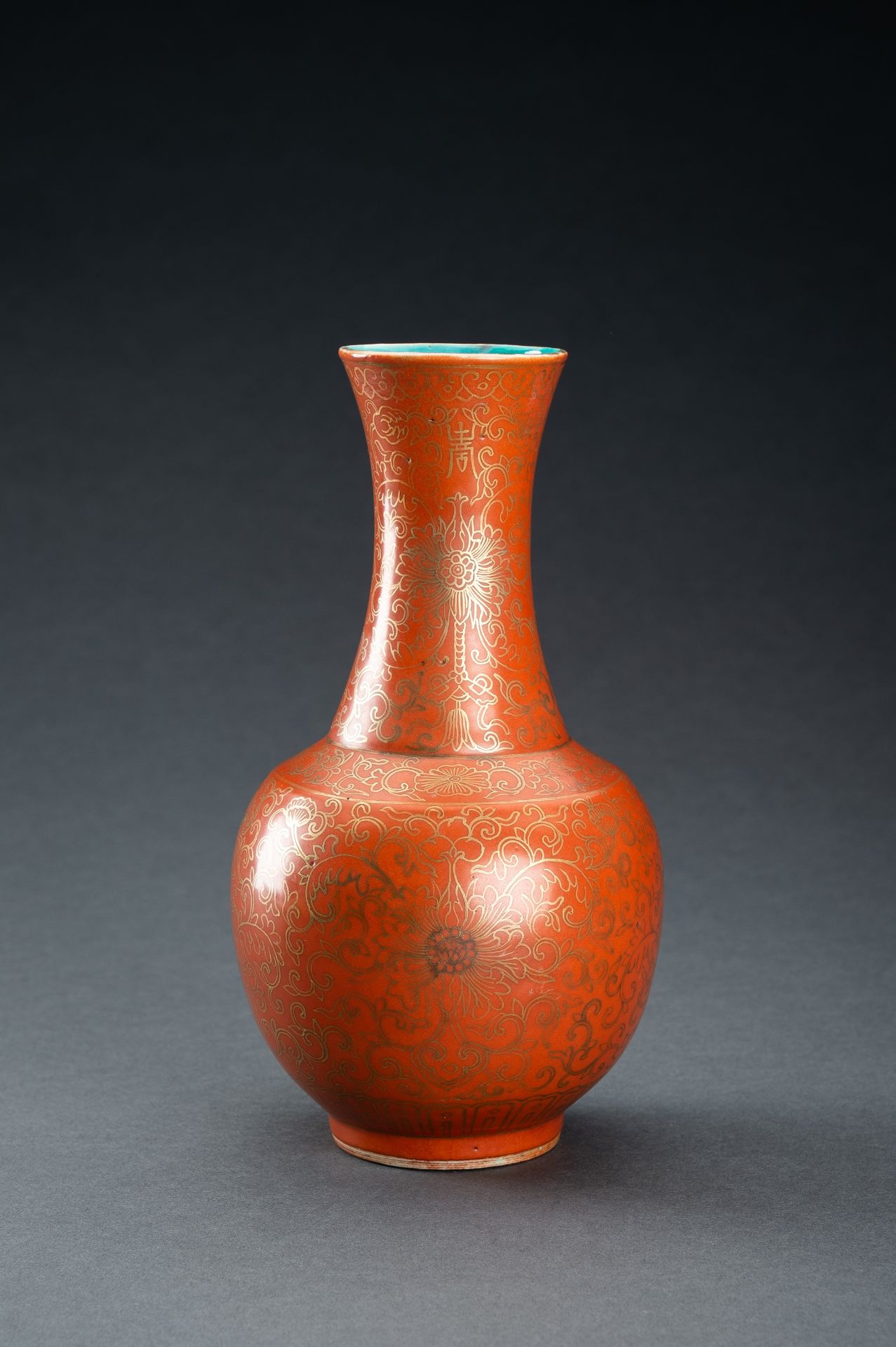 A GOLD PAINTED CORAL-GORUND BOTTLE VASE, REPUBLIC PERIOD - Image 8 of 13