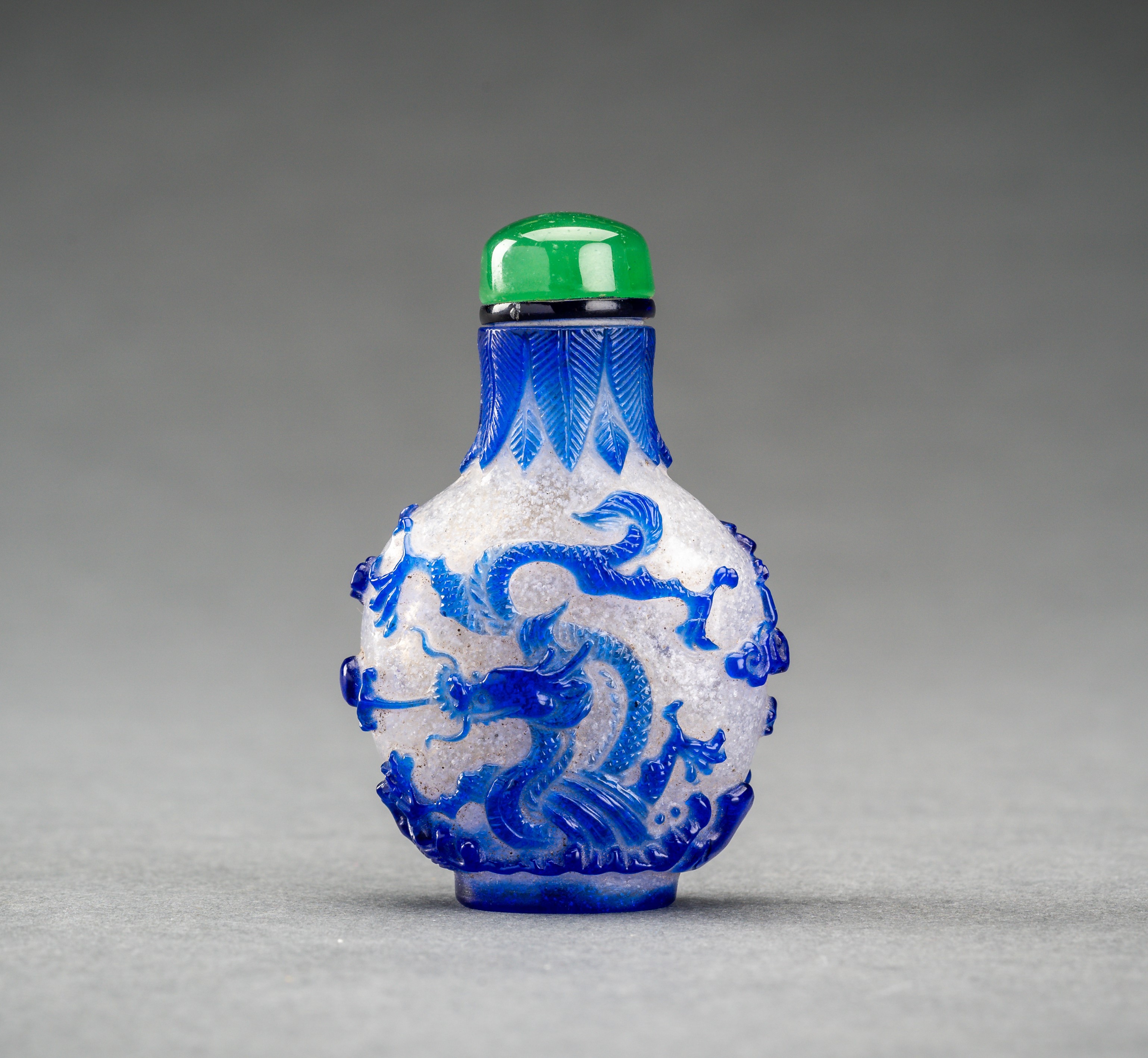 A BLUE OVERLAY 'SNOWFLAKE' GLASS SNUFF BOTTLE