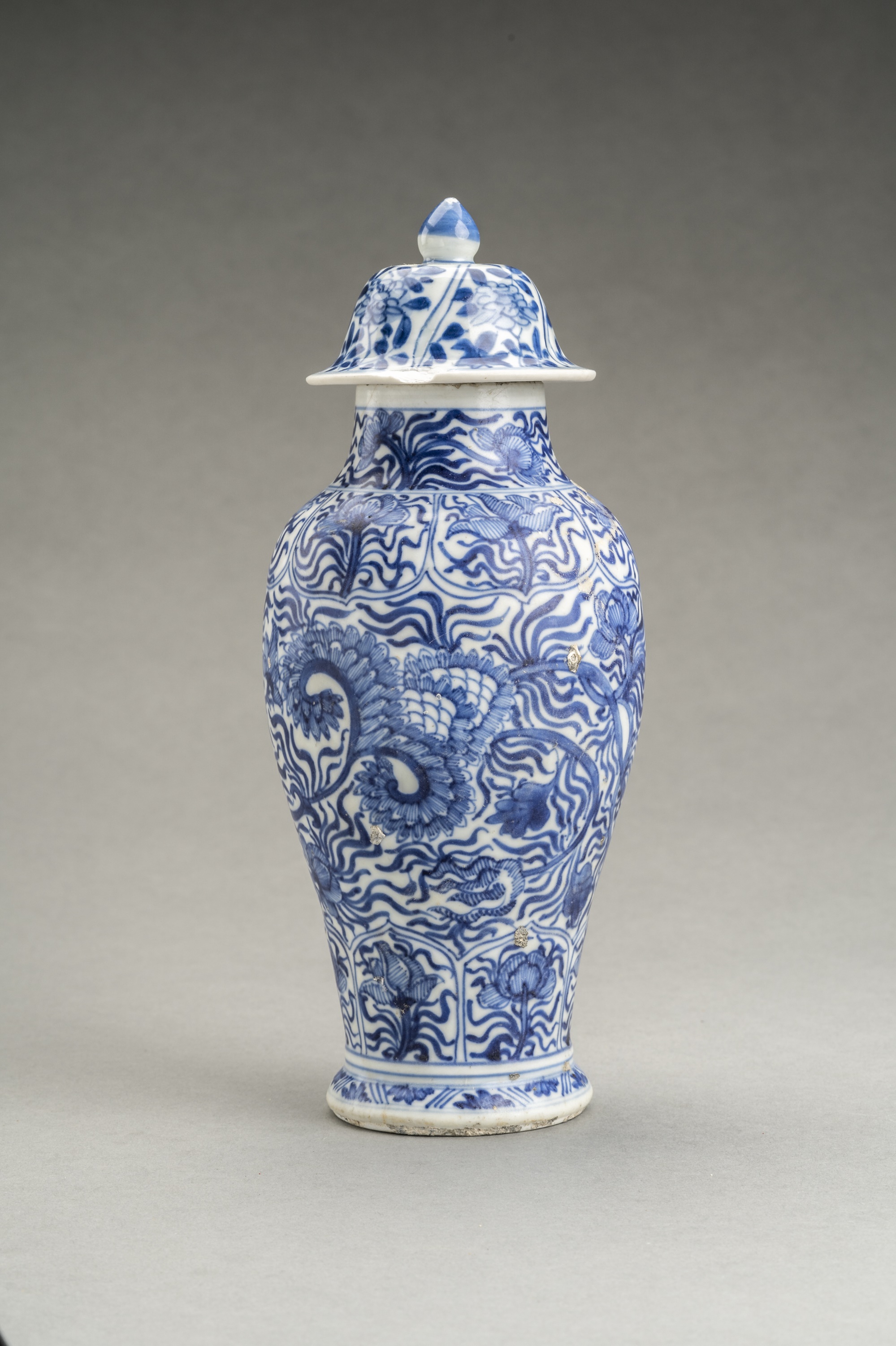 A BLUE AND WHITE KANGXI PERIOD PORCELAIN BALUSTER VASE, VUNG TAO CARGO - Image 2 of 8