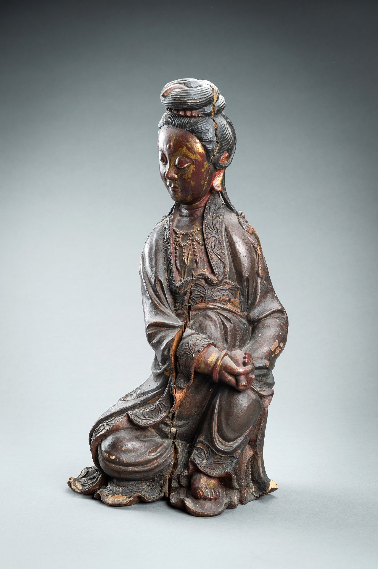 A RED AND GILT-LACQUERED WOOD FIGURE OF GUANYIN, QING DYNASTY - Bild 9 aus 11