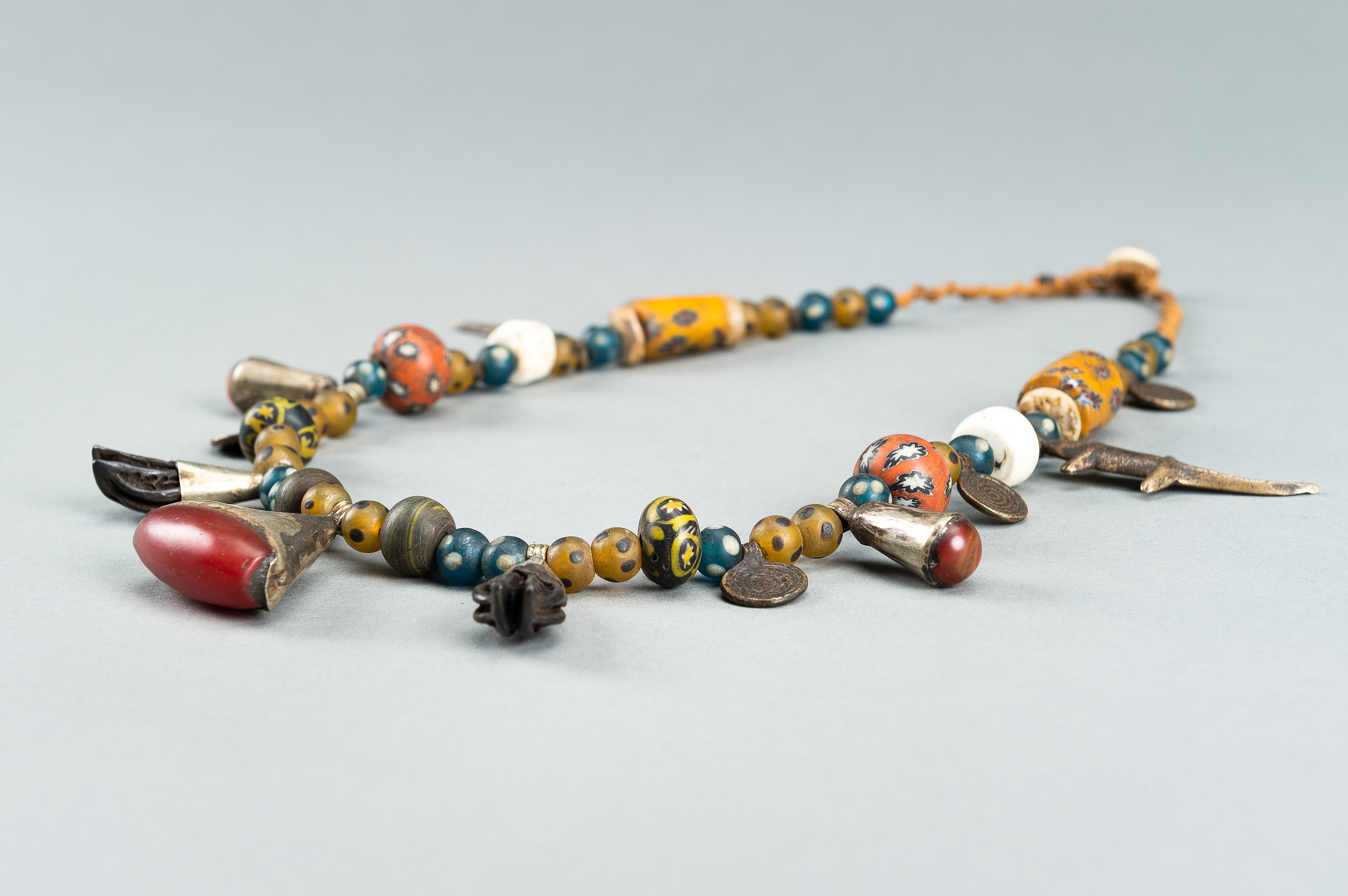 A NAGALAND MULTI-COLORED GLASS, BRASS AND SHELL NECKLACE, c. 1900s - Image 7 of 17