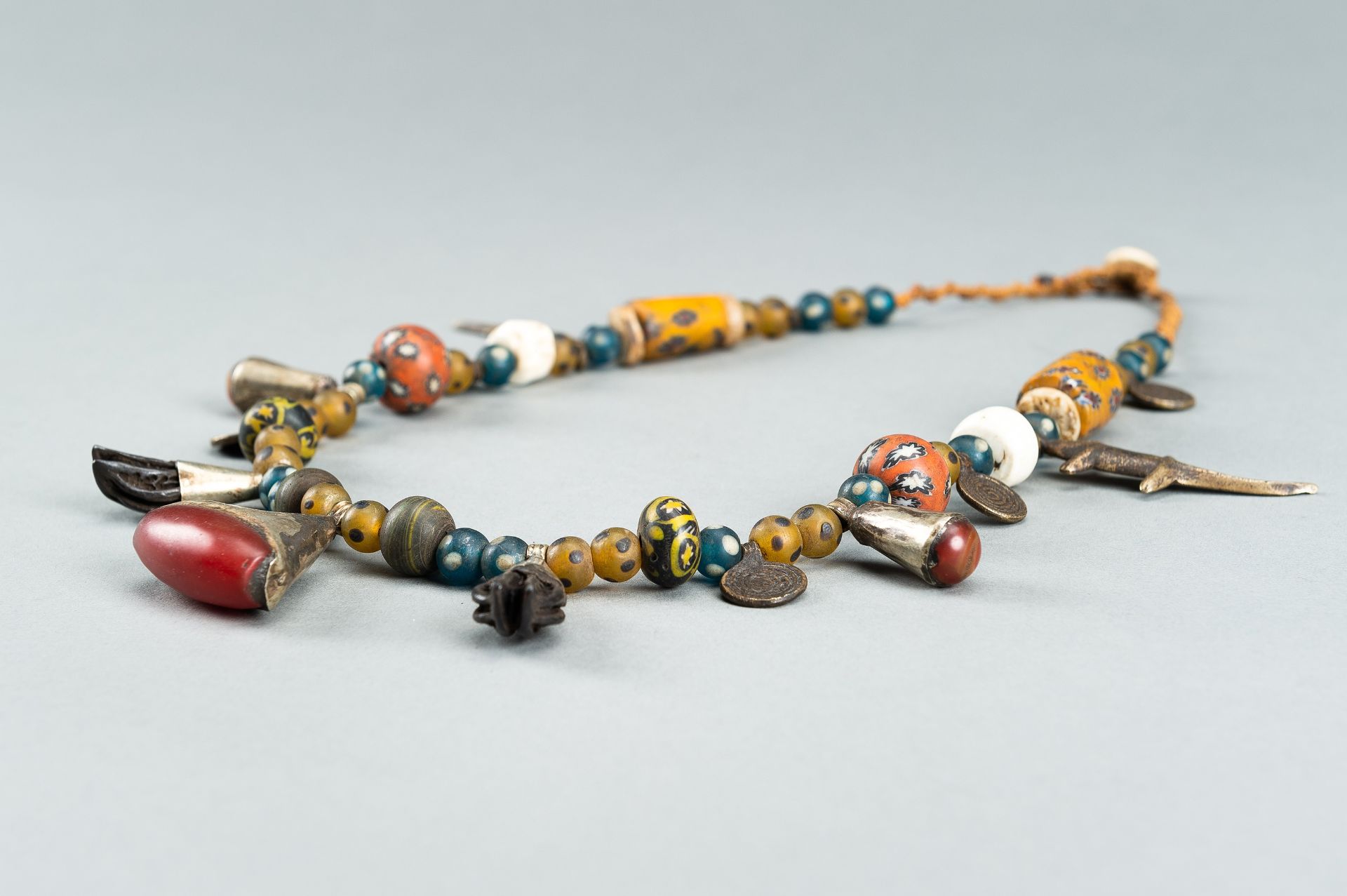 A NAGALAND MULTI-COLORED GLASS, BRASS AND SHELL NECKLACE, c. 1900s - Bild 7 aus 17