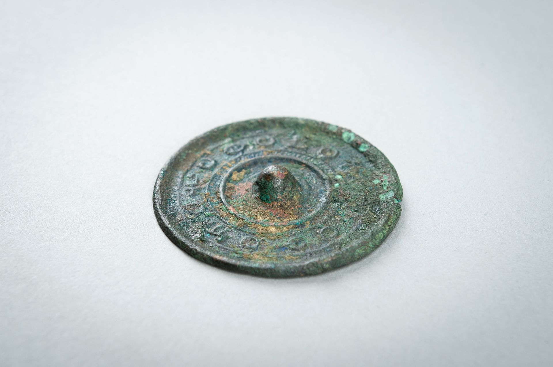 A BRONZE MIRROR, HAN DYNASTY - Bild 7 aus 13