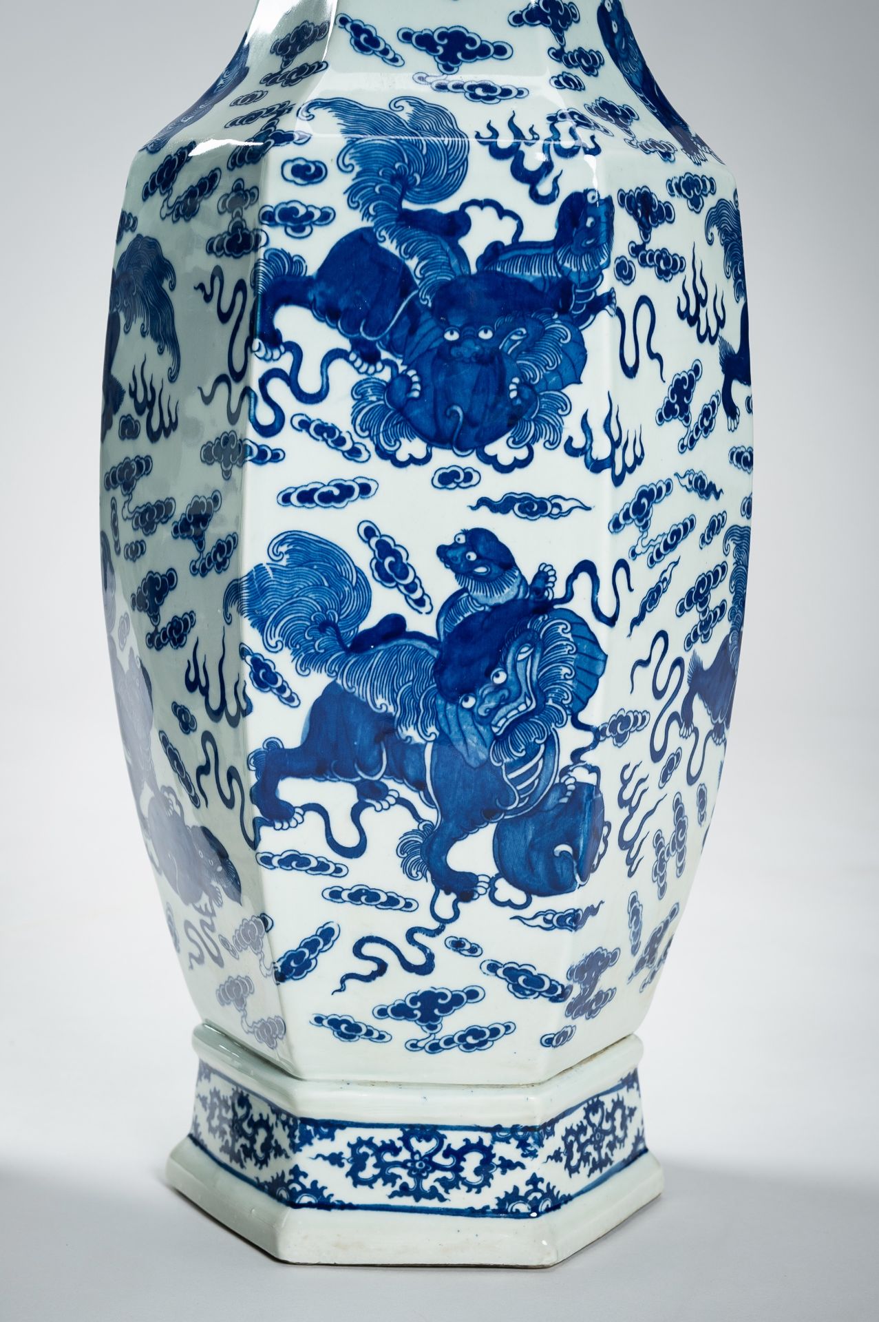 A LARGE PAIR OF BLUE AND WHITE PORCELAIN VASES WITH BUDDHIST LIONS, QING - Image 8 of 19