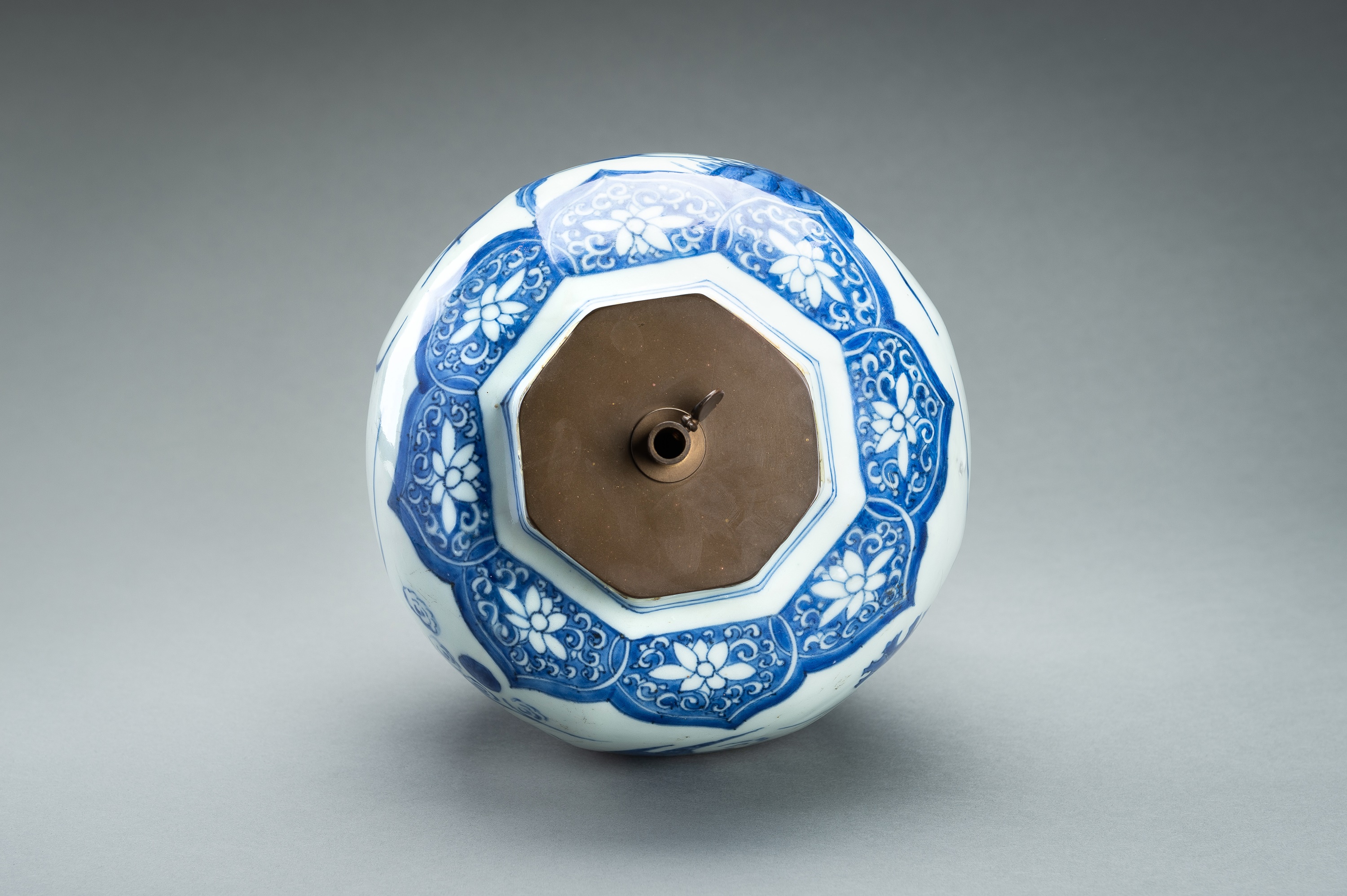 A BLUE AND WHITE PORCELAIN 'BIRDS AND FLOWERS' VASE, QING - Image 10 of 14