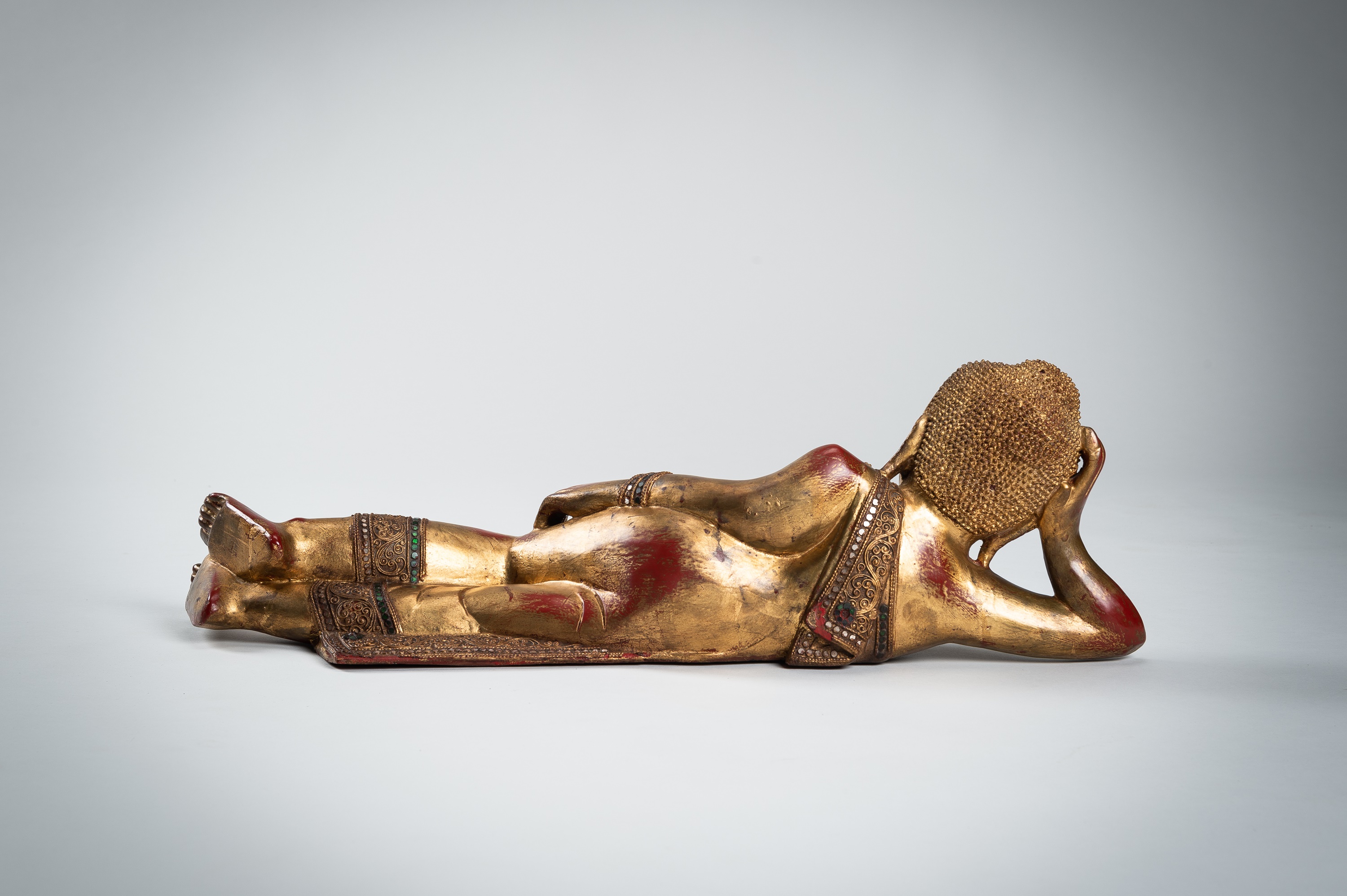 A BURMESE GILT-LACQUERED WOOD FIGURE OF THE RECLINING BUDDHA - Image 11 of 13