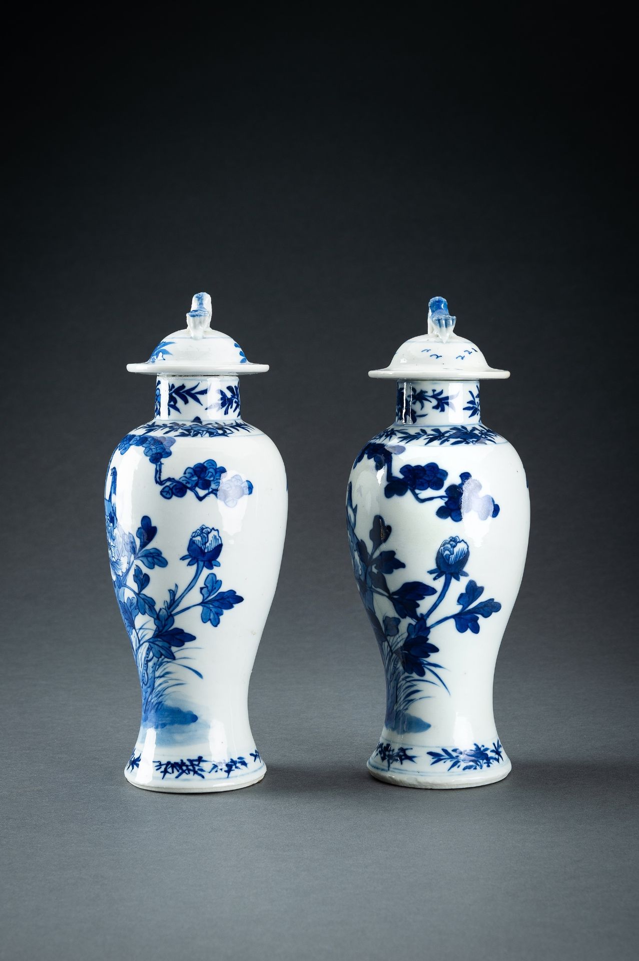 A PAIR OF BLUE AND WHITE BALUSTER VASES AND COVERS, QING - Image 5 of 14