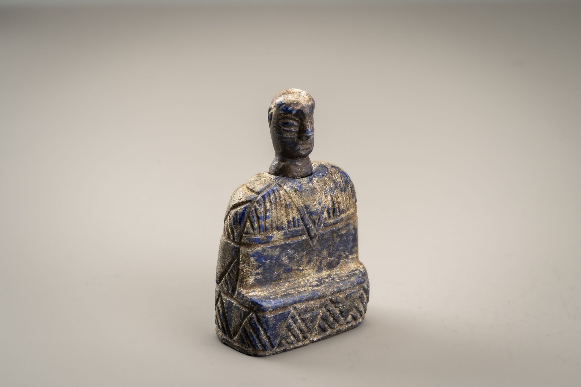 A BACTRIAN STYLE LAPIS LAZULI SEATED FEMALE FIGURE - Image 5 of 9