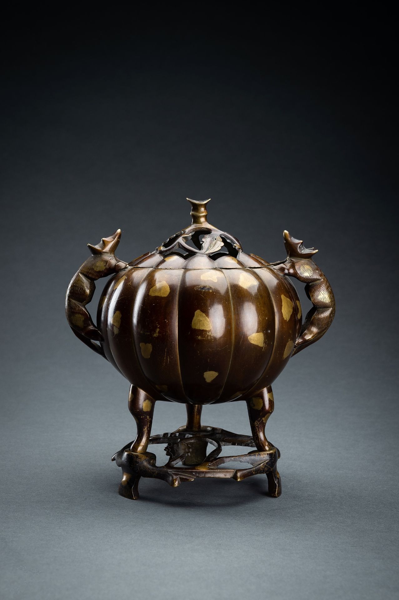 A PUMPKIN SHAPED GOLD SPLASH BRONZE TRIPOD CENSER, 19th CENTURY - Image 9 of 15