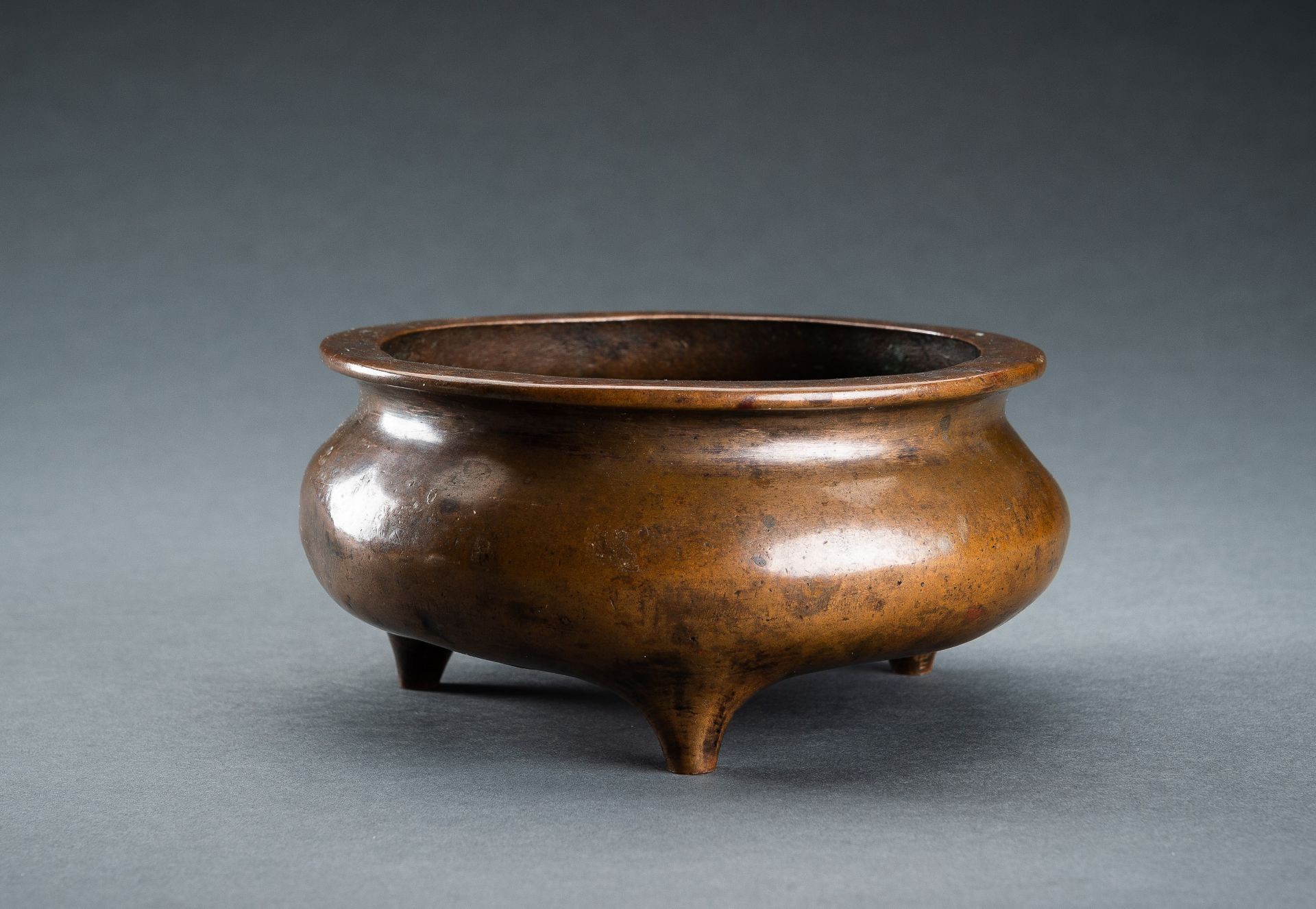 A FINE BRONZE TRIPOD CENSER, QING DYNASTY