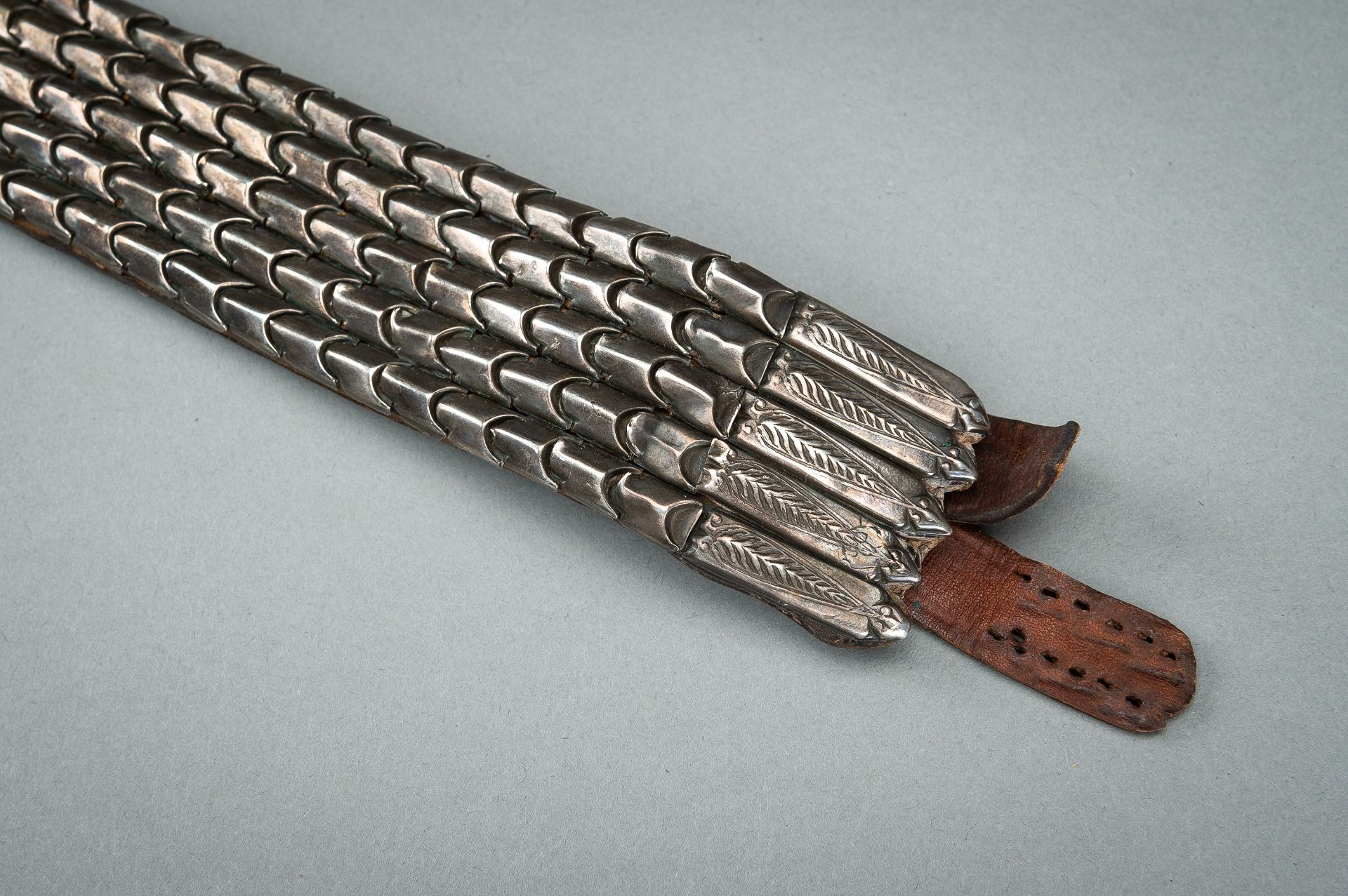 AN OTTOMAN LEATHER BELT SET WITH CARNELIANS AND SILVER - Image 9 of 12