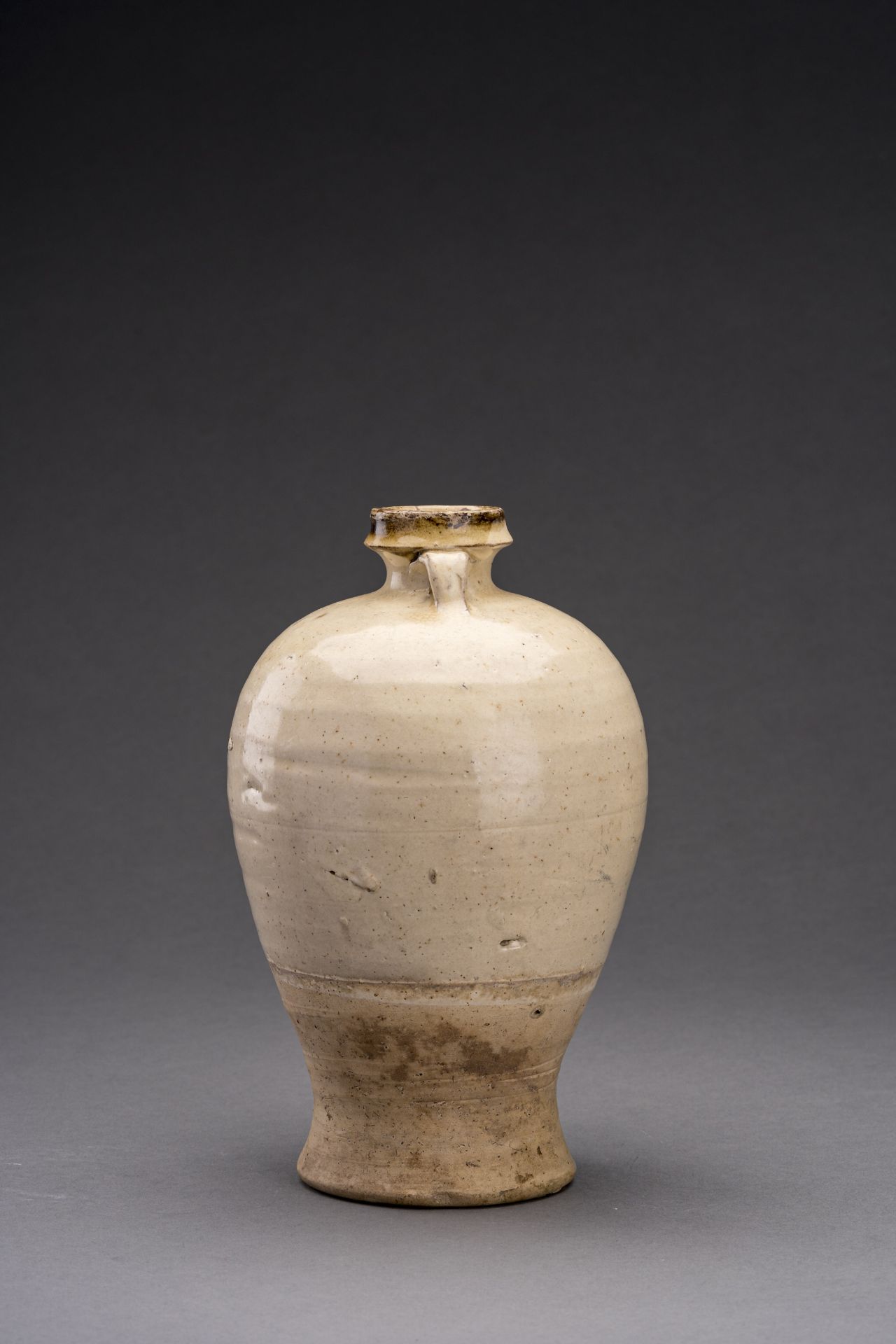 A WHITE GLAZED CERAMIC VASE, SONG DYNASTY - Image 3 of 7