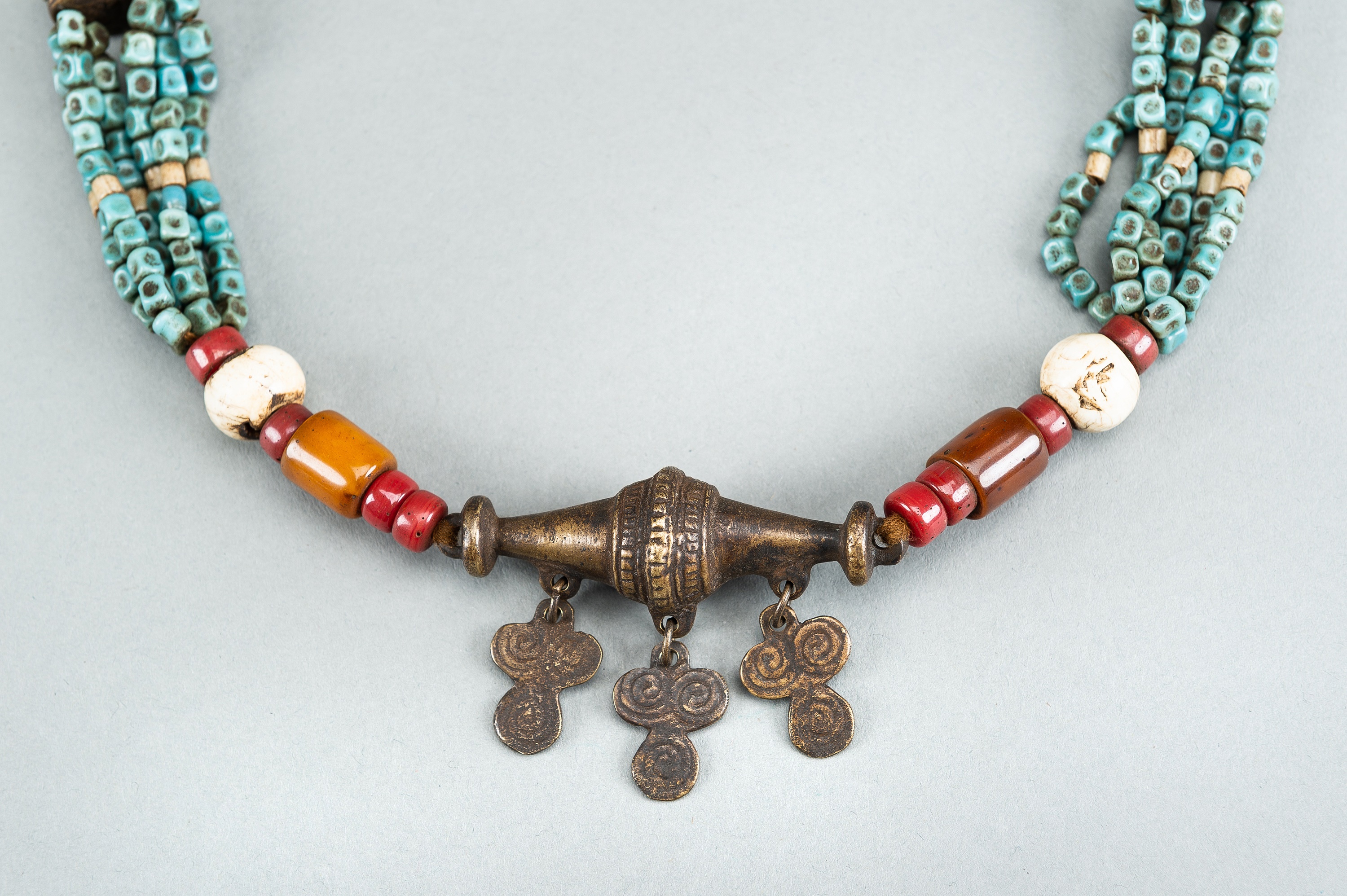 A NAGALAND MULTI-COLORED GLASS, BRASS AND SHELL NECKLACE, c. 1900s - Image 6 of 9