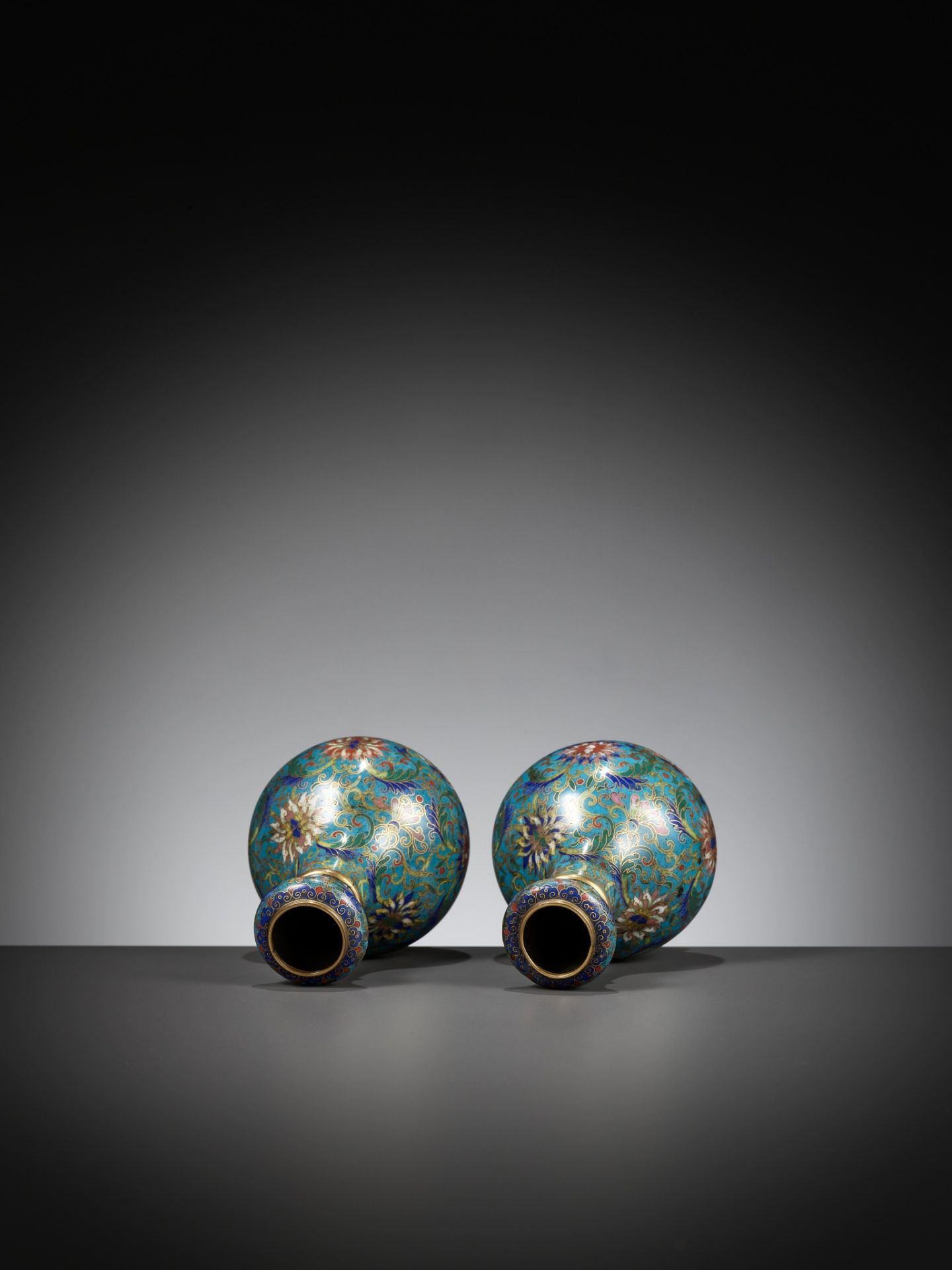 A PAIR OF CLOISONNE ENAMEL GARLIC-MOUTH VASES, QIANLONG TO JIAQING PERIOD - Image 8 of 9