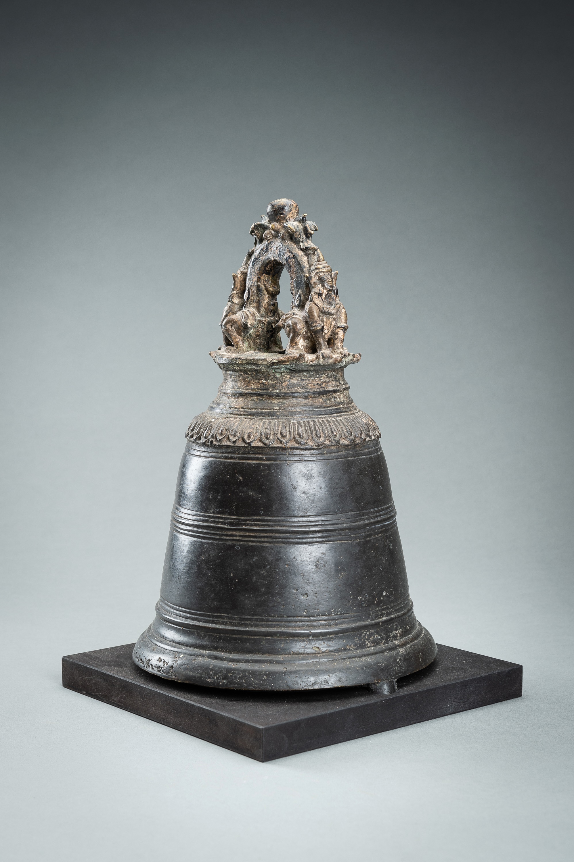 A MASSIVE BURMESE BRONZE TEMPLE BELL - Image 9 of 15