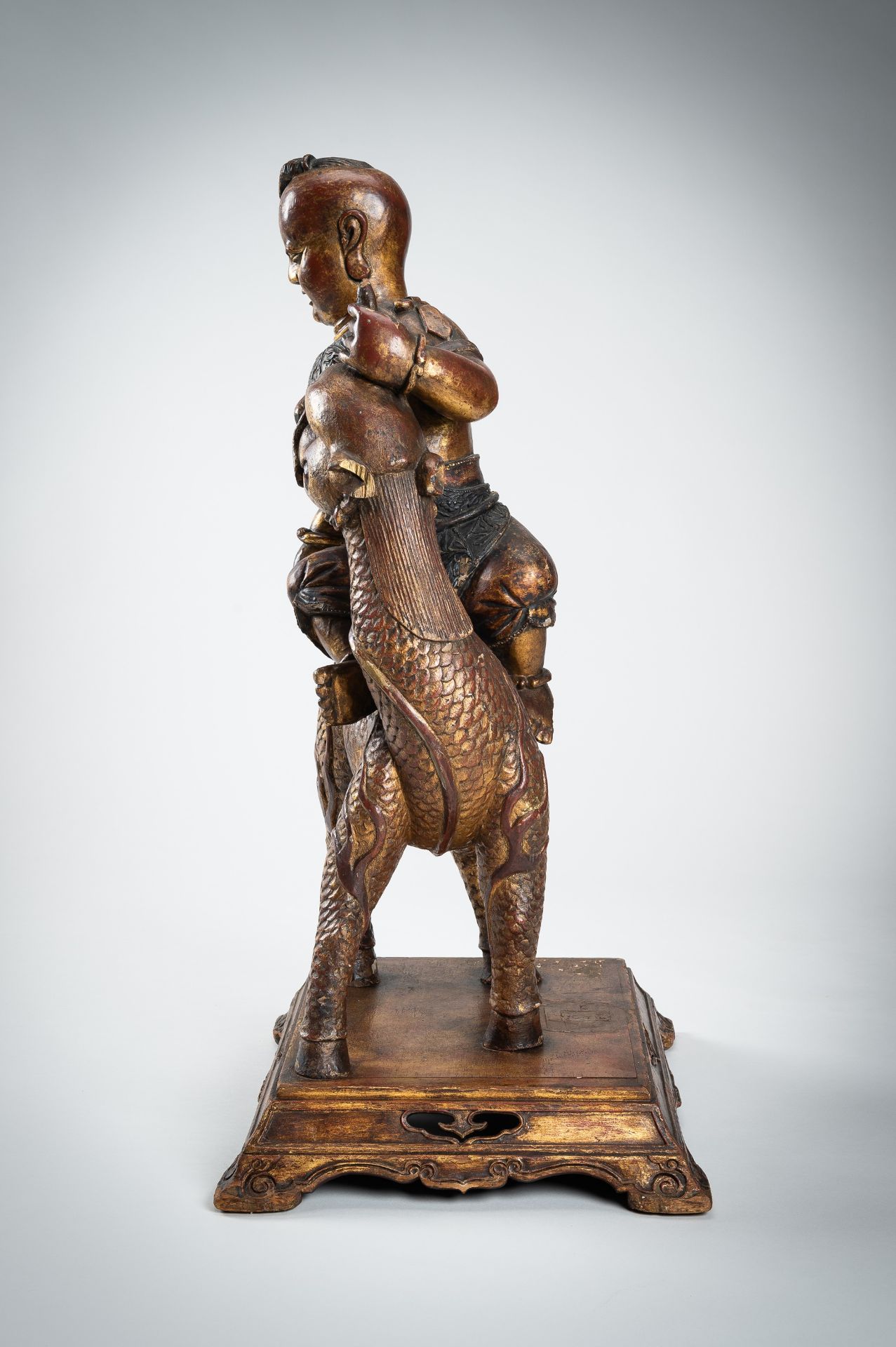 A VERY LARGE GILT-LACQUERED WOOD STATUE OF YOUNG BUDDHA RIDING QILIN - Image 16 of 19