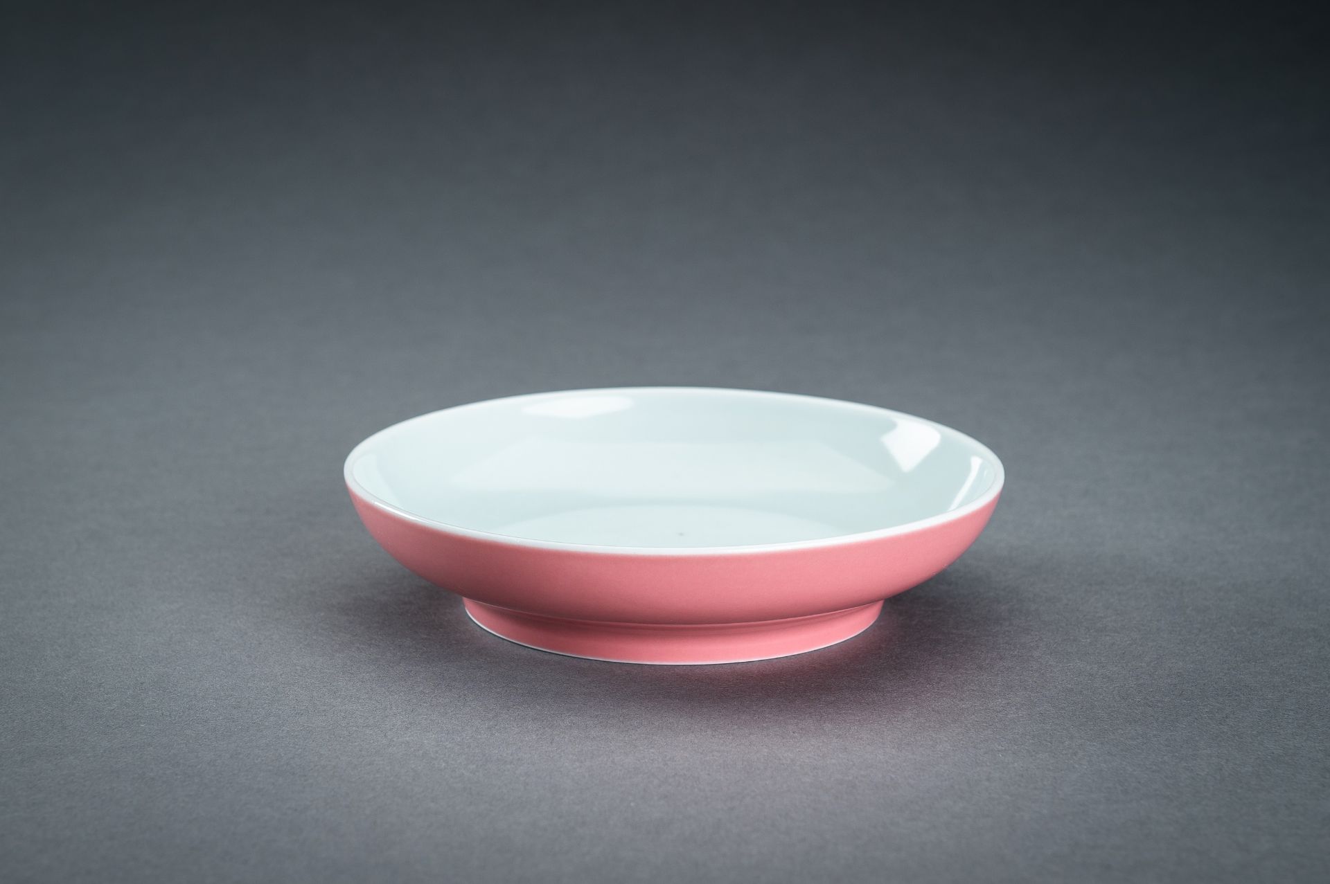 A PINK GLAZED PORCELAIN DISH - Bild 6 aus 11