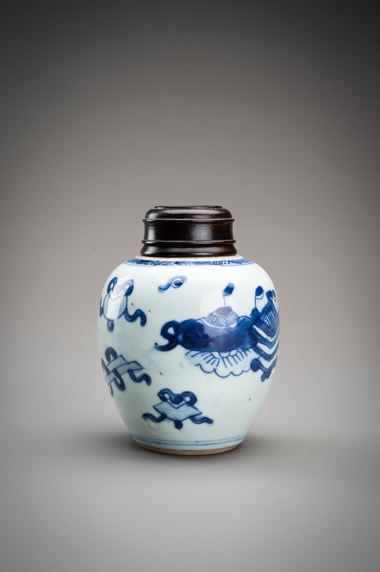 A SMALL BLUE AND WHITE PORCELAIN GINGER JAR, QING - Bild 3 aus 12