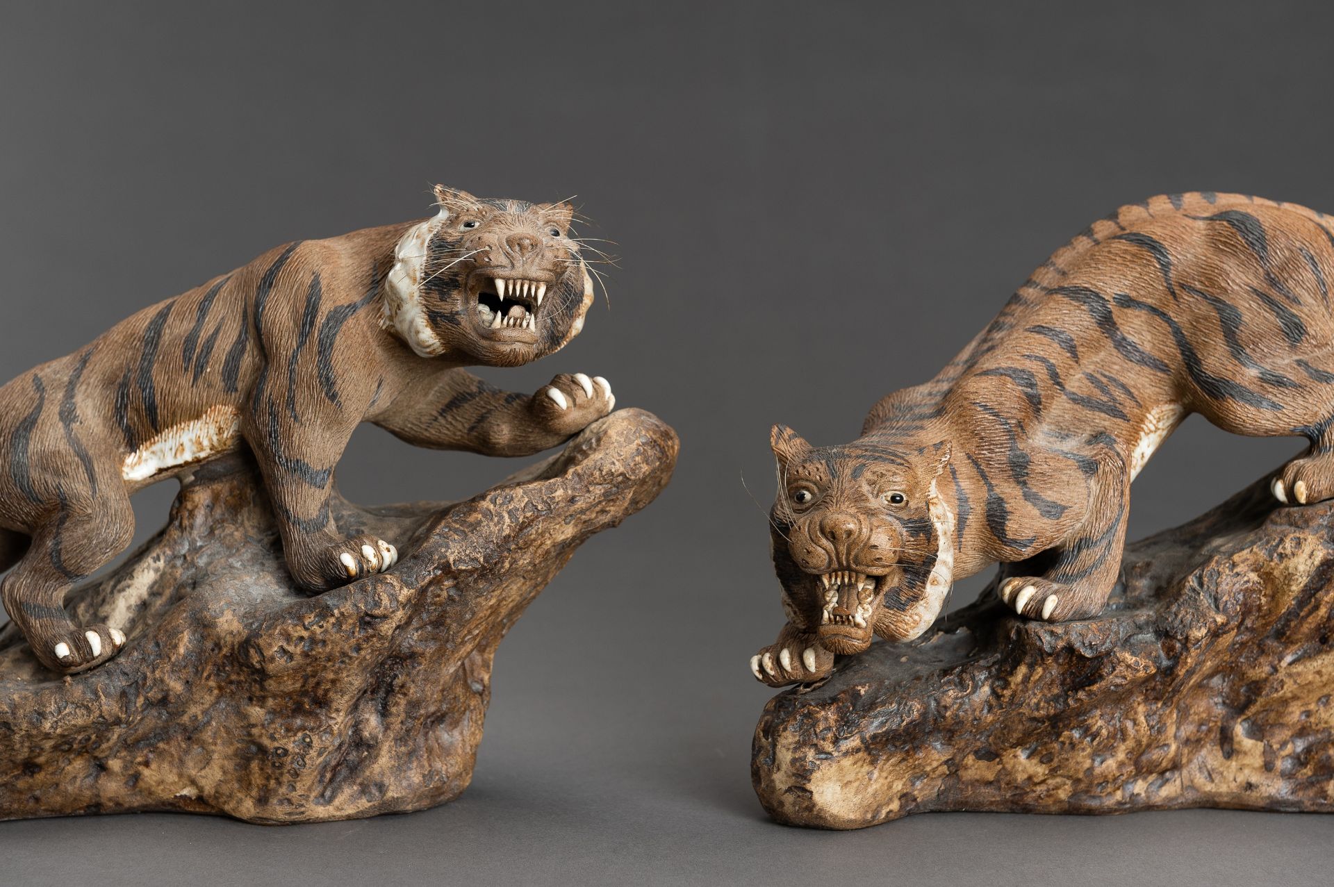 A PAIR OF SHIWAN PORCELAIN TIGERS - Bild 5 aus 11