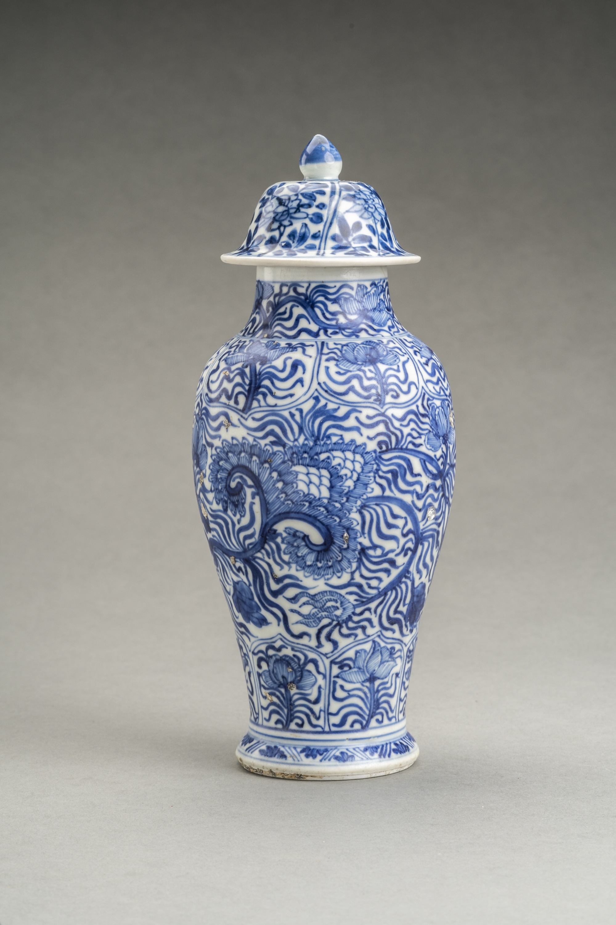 A BLUE AND WHITE KANGXI PERIOD PORCELAIN BALUSTER VASE, VUNG TAO CARGO - Image 6 of 8