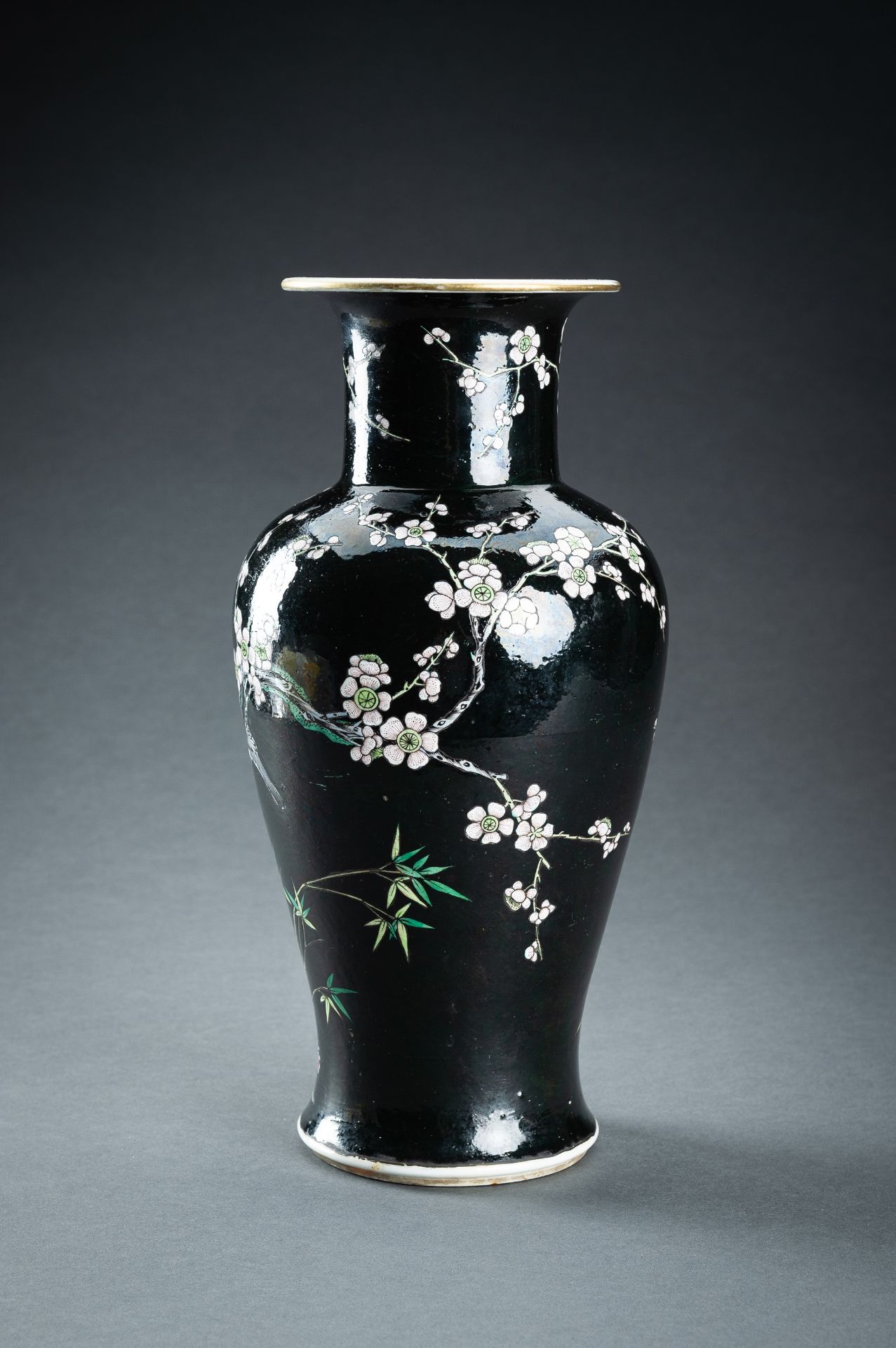 A FAMILLE NOIR BALUSTER VASE, QING - Bild 10 aus 14