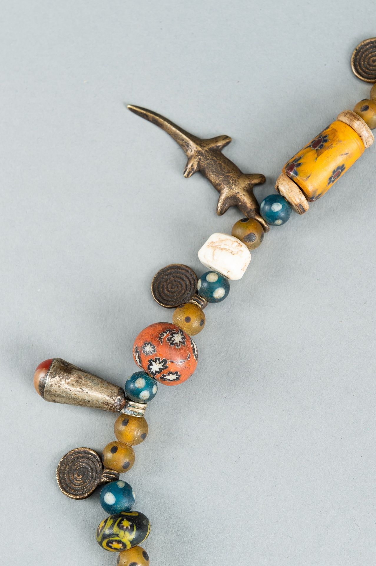 A NAGALAND MULTI-COLORED GLASS, BRASS AND SHELL NECKLACE, c. 1900s - Bild 11 aus 17