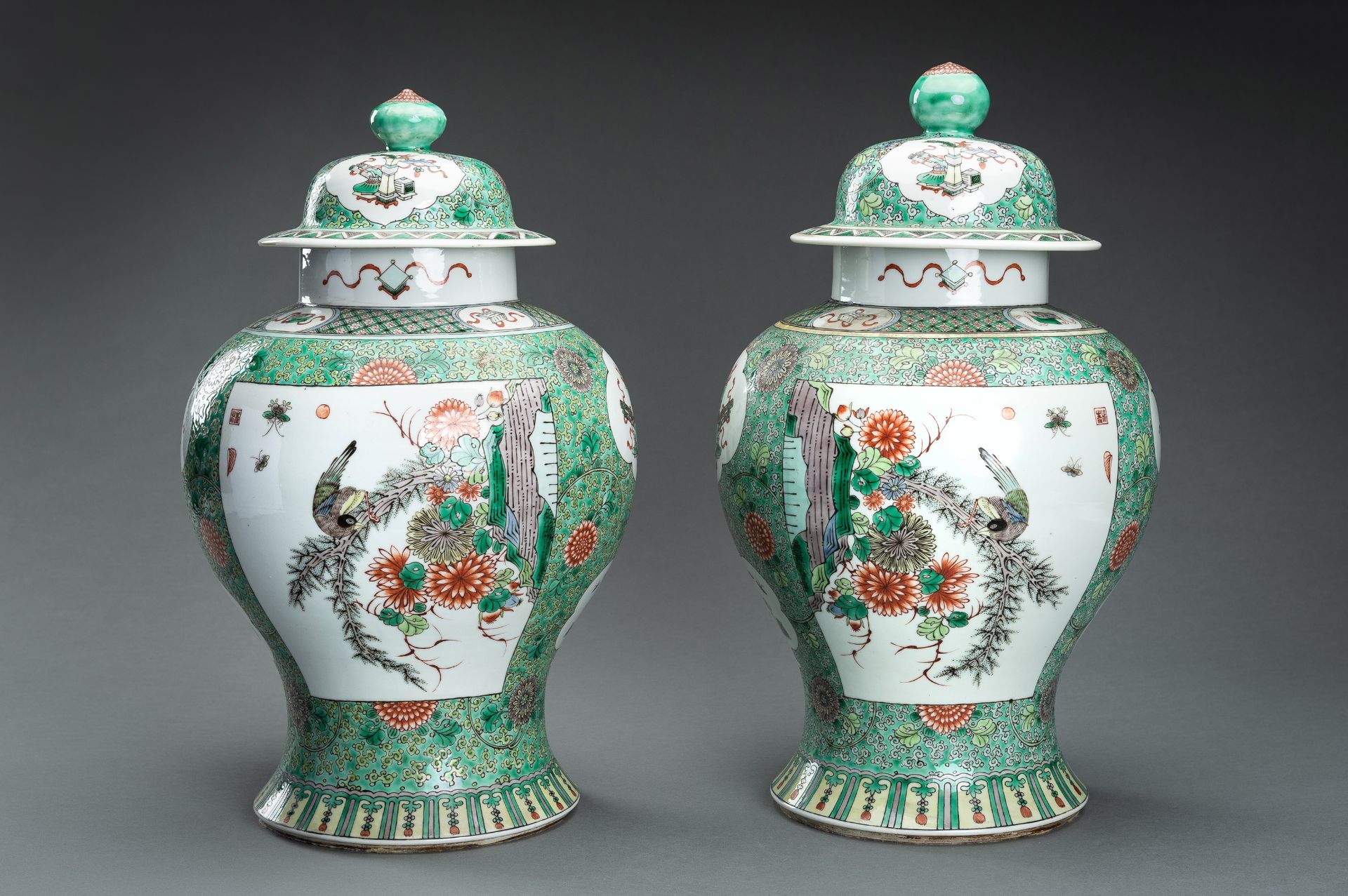 A LARGE PAIR OF FAMILLE VERTE PORCELAIN VASES WITH COVERS, 19th CENTURY - Image 7 of 24