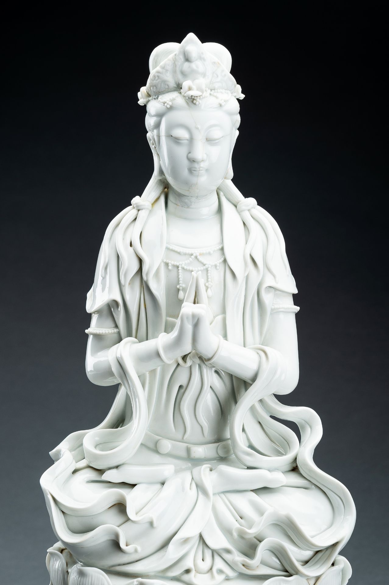 A LARGE DEHUA BLANC DE CHINE PORCELAIN FIGURE OF GUANYIN - Bild 14 aus 21