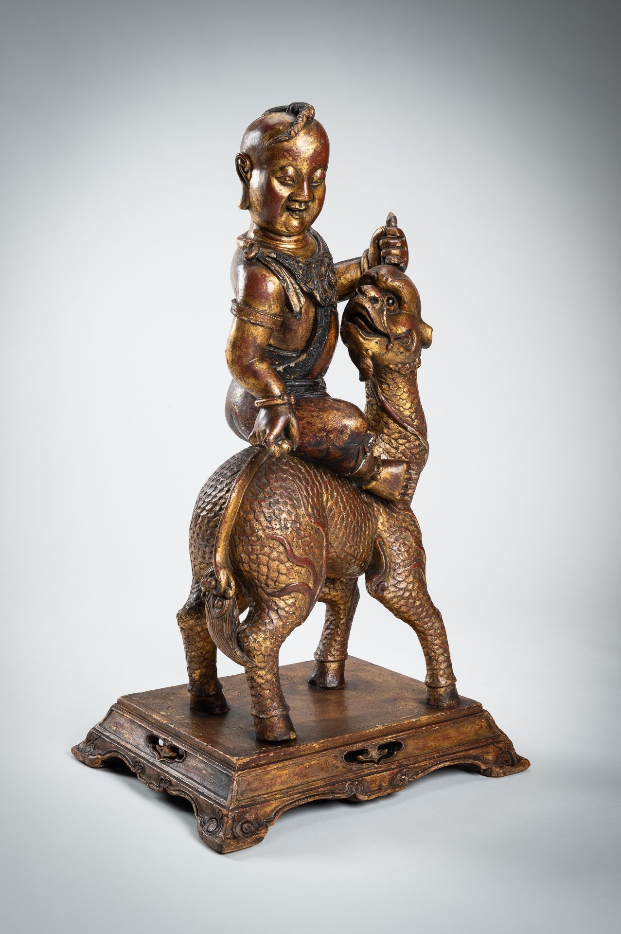 A VERY LARGE GILT-LACQUERED WOOD STATUE OF YOUNG BUDDHA RIDING QILIN - Image 11 of 19