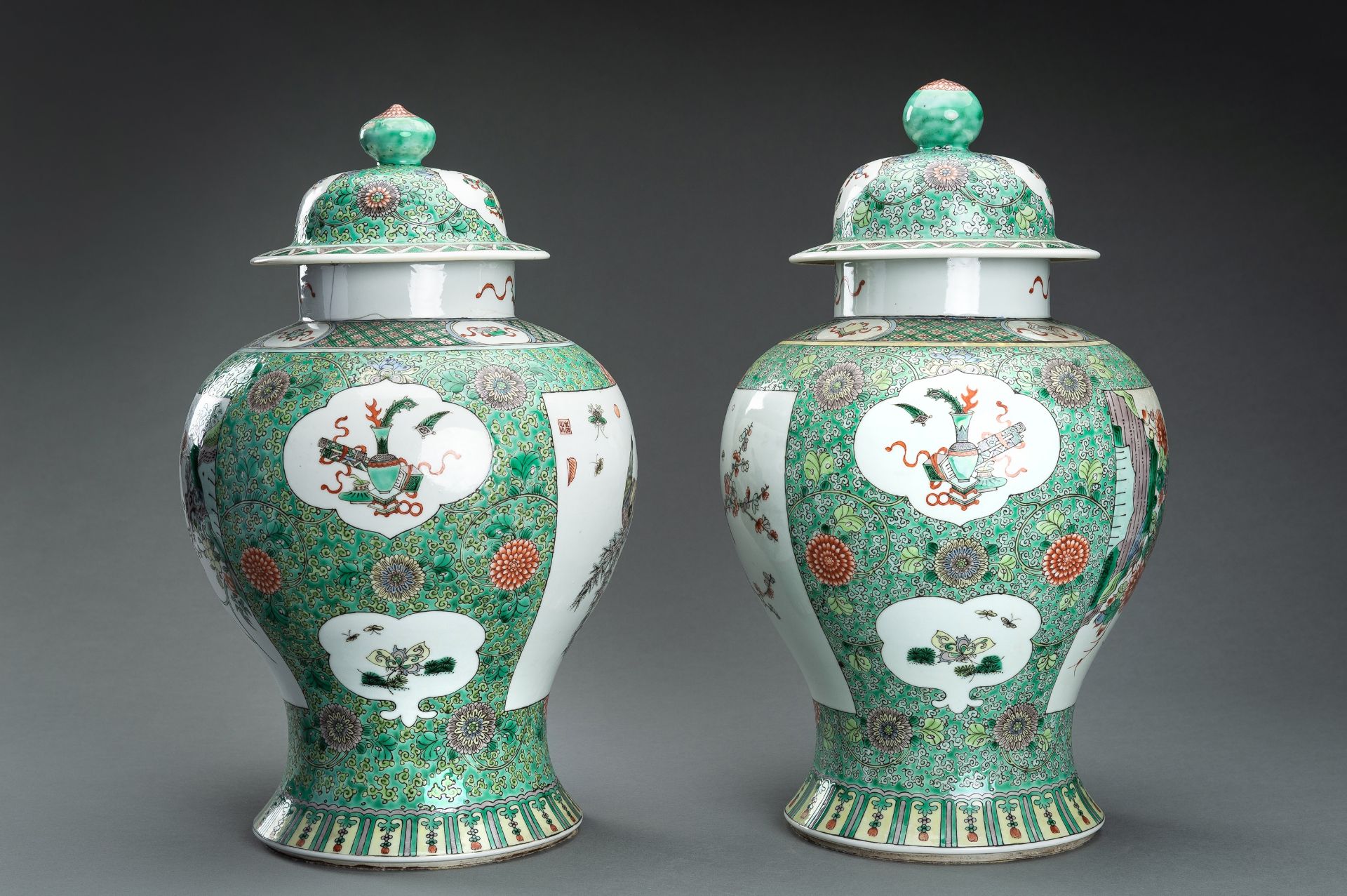 A LARGE PAIR OF FAMILLE VERTE PORCELAIN VASES WITH COVERS, 19th CENTURY - Image 14 of 24