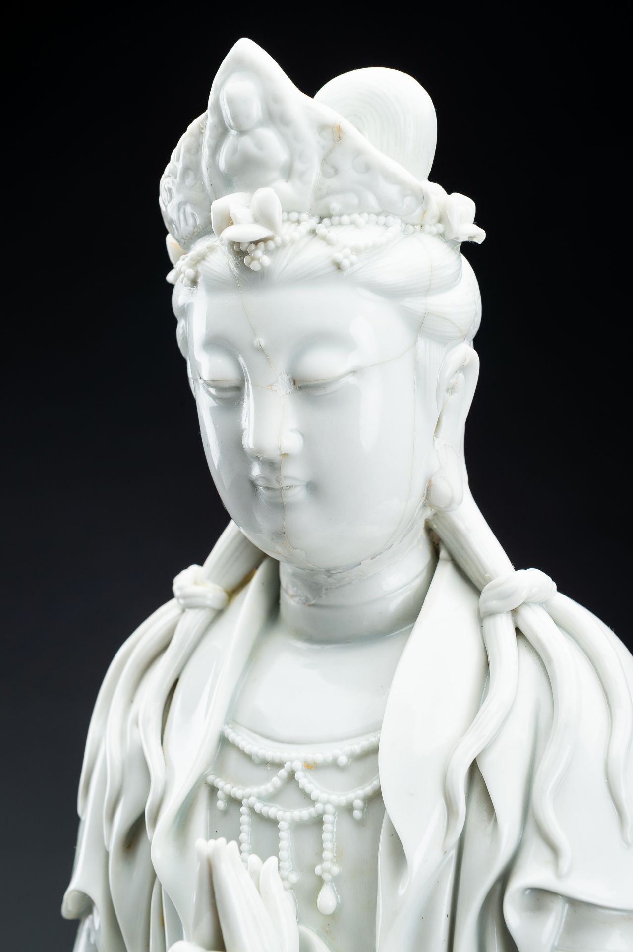 A LARGE DEHUA BLANC DE CHINE PORCELAIN FIGURE OF GUANYIN - Bild 9 aus 21