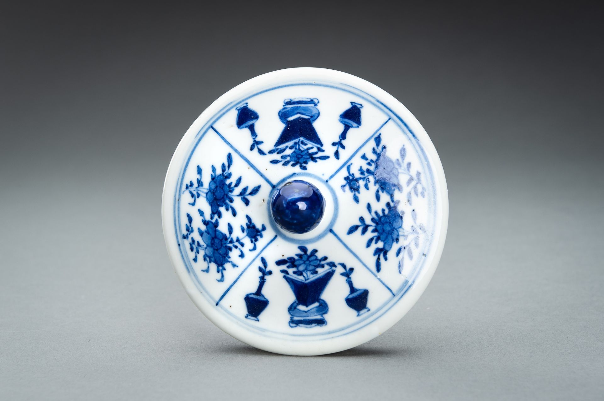 A BLUE AND WHITE PORCELAIN TEAPOT, QIANLONG MARK AND POSSIBLY OF THE PERIOD - Bild 8 aus 11