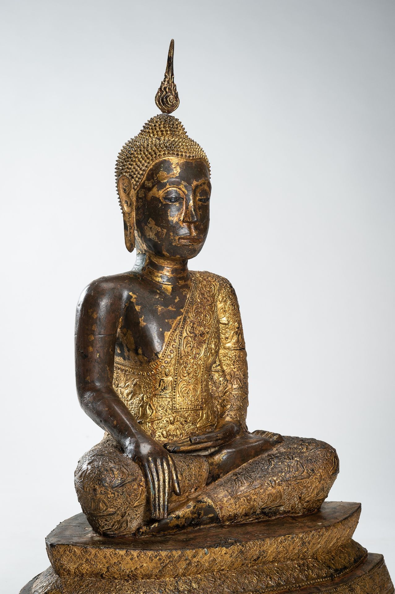 A LARGE GILT-LACQUERED BRONZE FIGURE OF SEATED BUDDHA, RATTANAKOSIN KINGDOM - Bild 15 aus 22