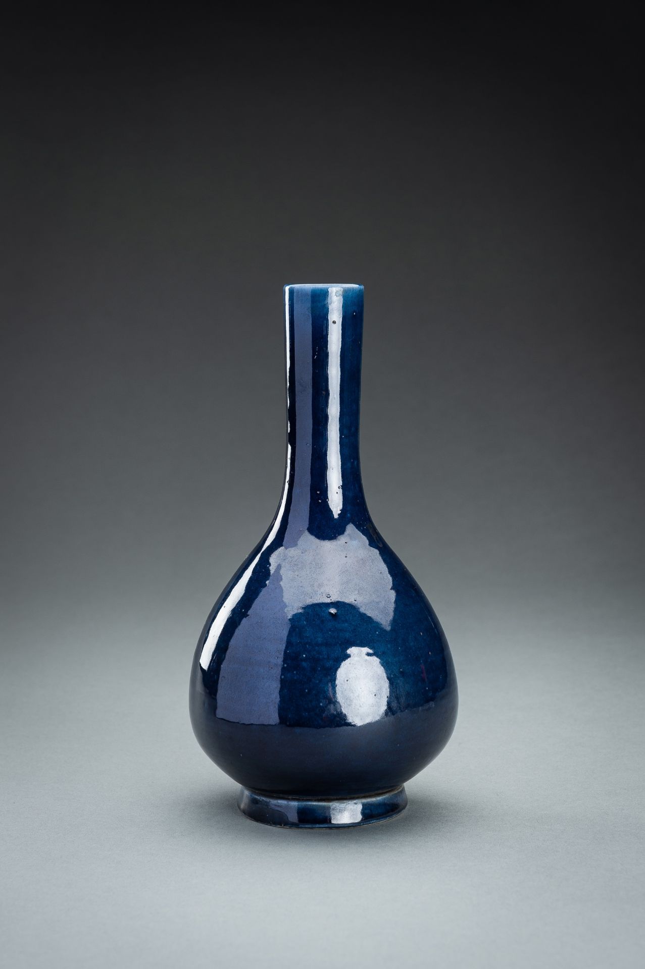 A SACRIFICIAL BLUE GLAZE PORCELAIN BOTTLE VASE, QING - Bild 3 aus 9